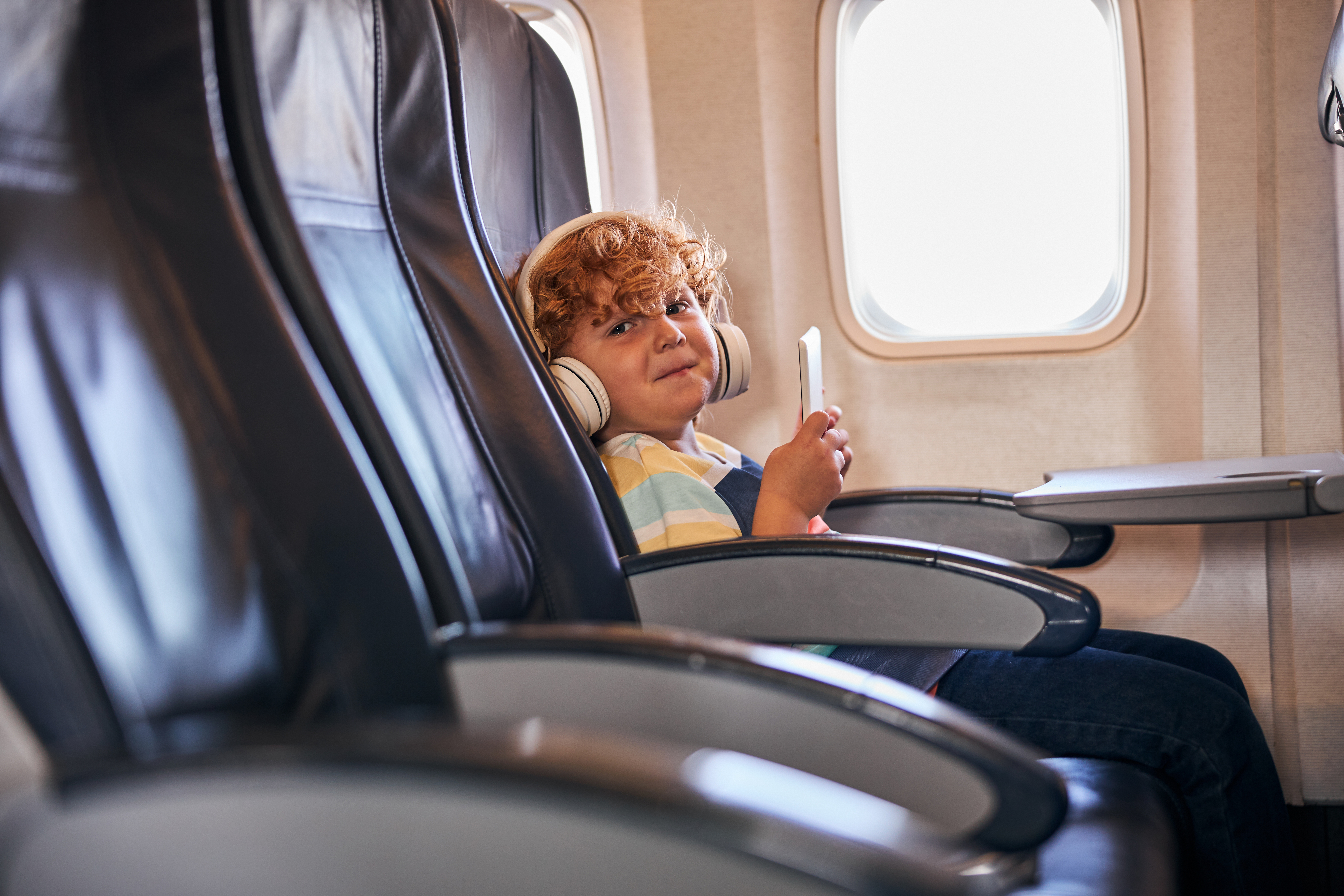 Un niño travieso en un avión | Fuente: Shutterstock