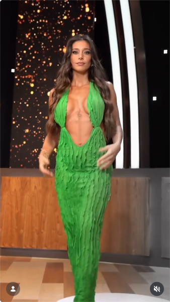 Sol Pérez modelando el vestido verde que eligió para su participación en el programa "Podemos Hablar" de Telefe | Fuente: Instagram/lasobrideperez