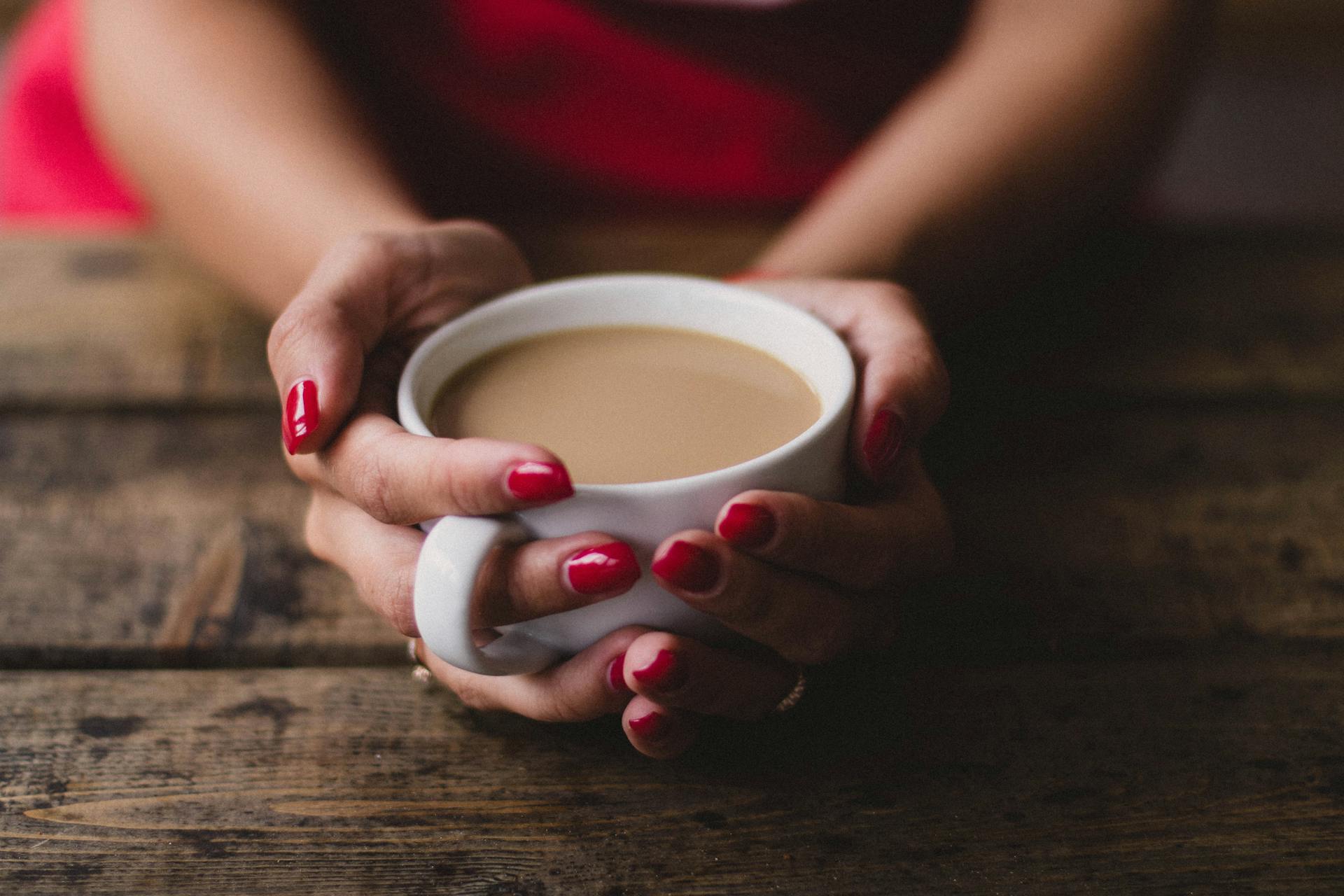 Una persona con una taza de café en la mano | Fuente: Pexels