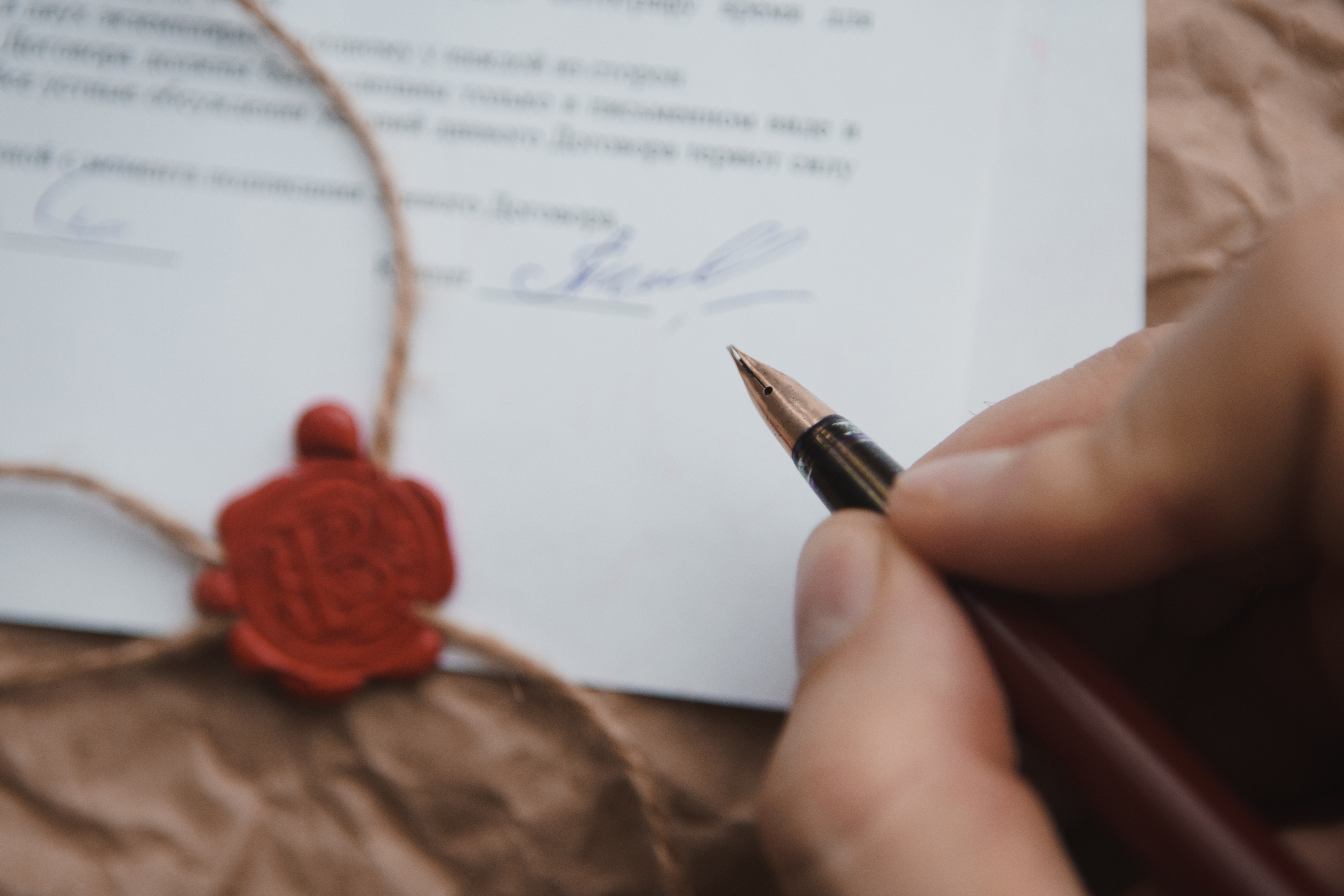 Una persona firmando un documento | Fuente: Shutterstock
