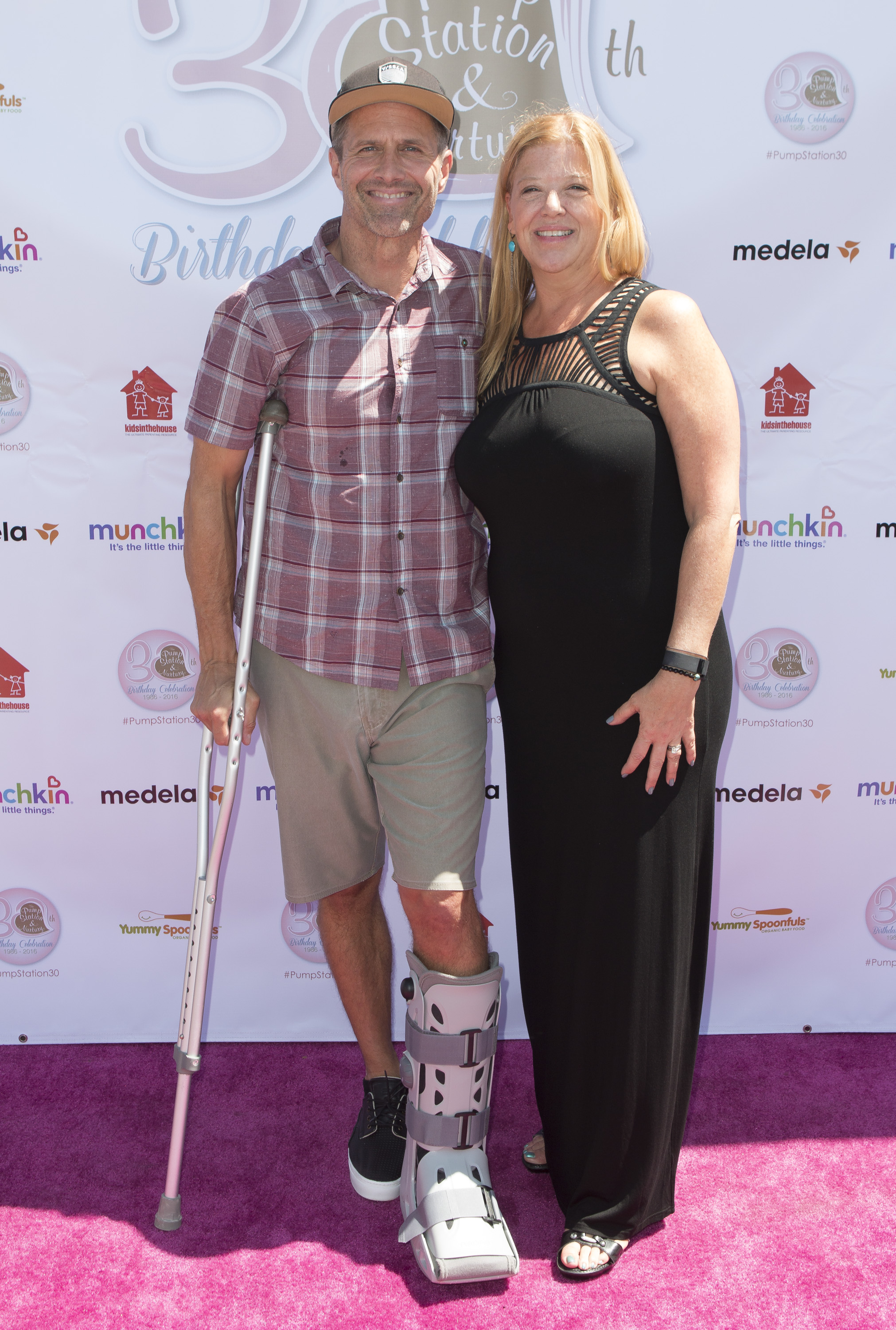 El actor posa con la directora ejecutiva de Pump Station & Nurtury, Cheryl Petran, durante la celebración del 30 aniversario de Pump Station & Nurtury el 14 de agosto de 2016 | Fuente: Getty Images