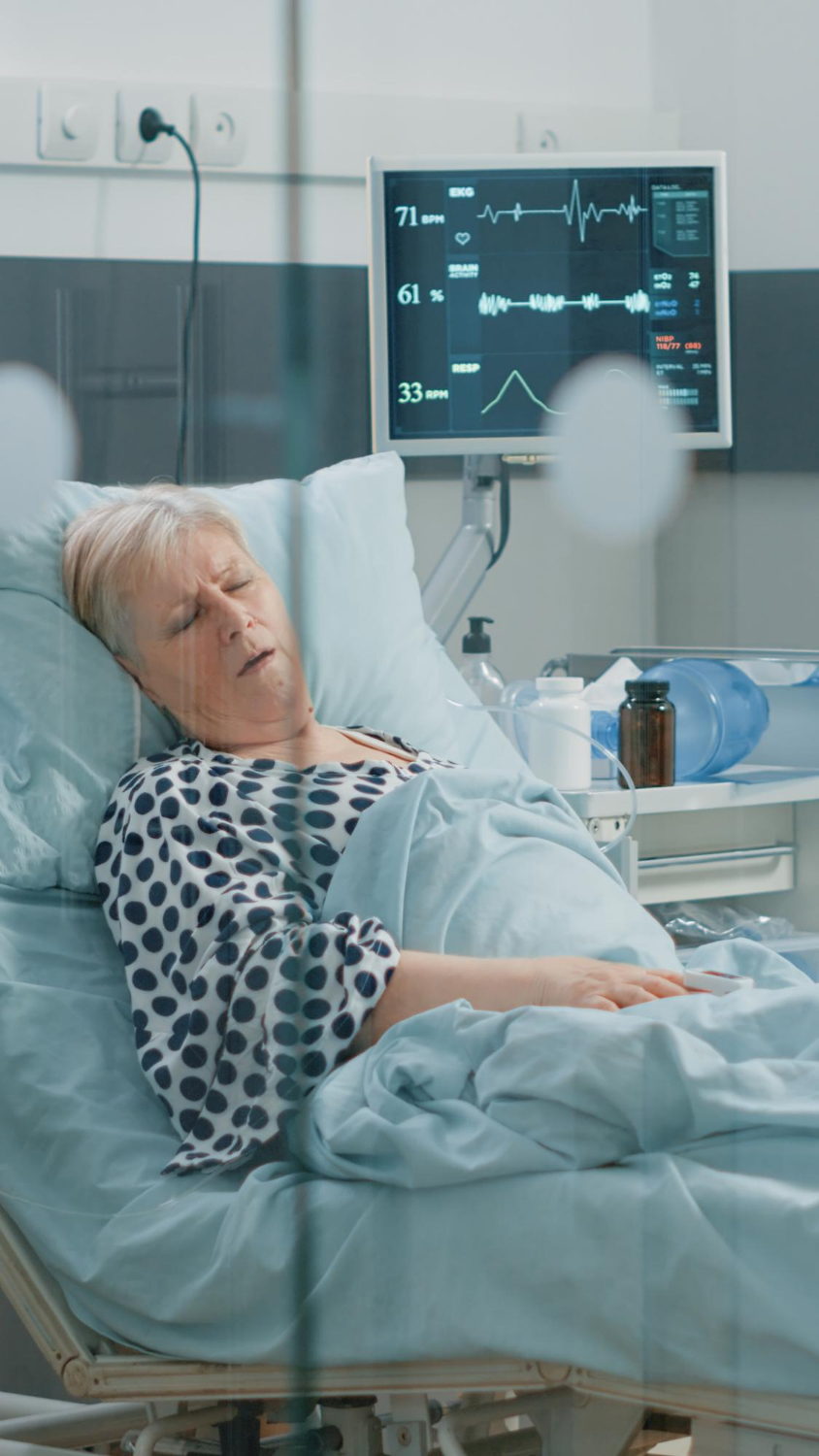 Una mujer mayor en la sala del hospital | Fuente: Freepik