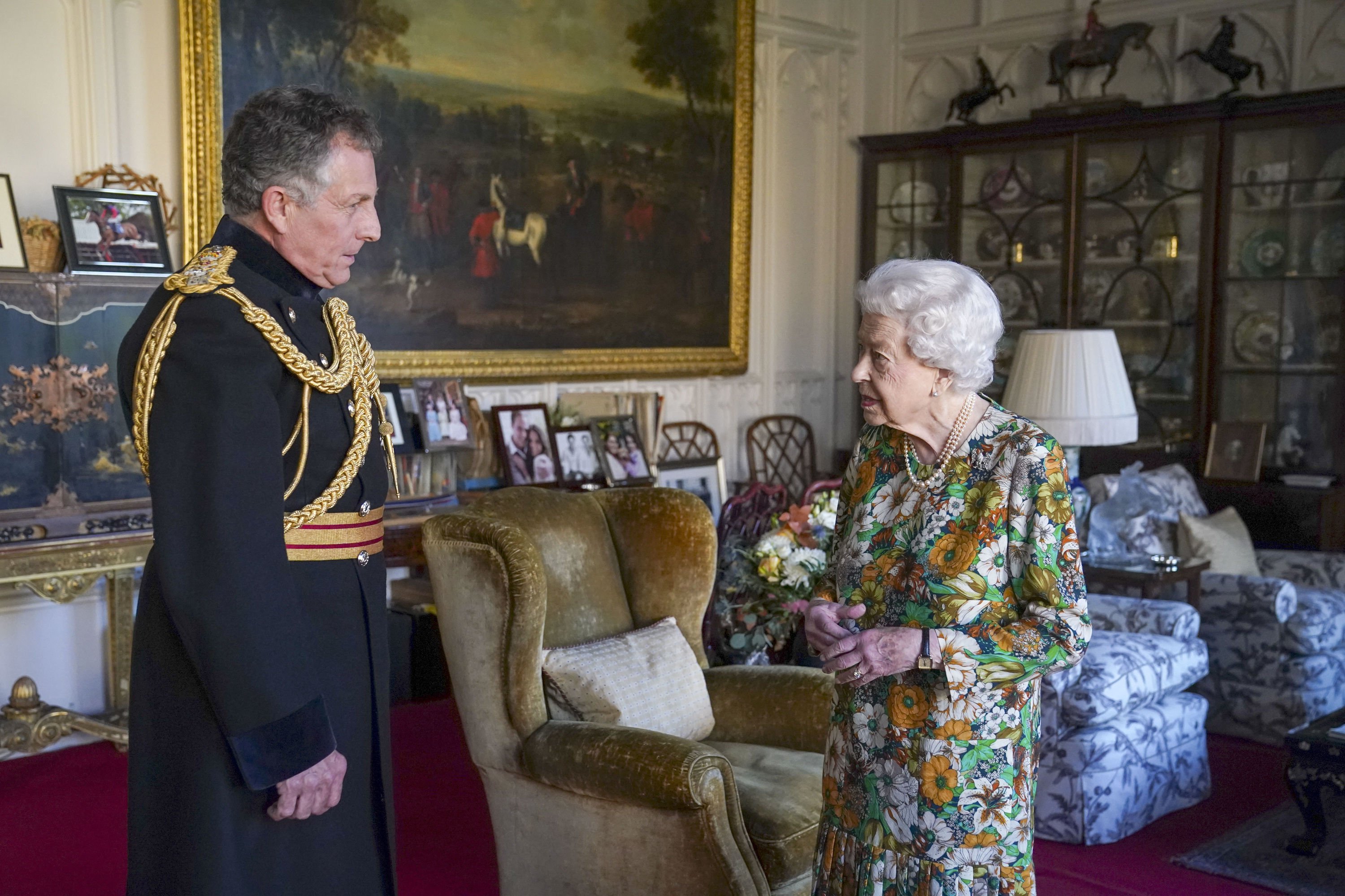 Reina Elizabeth II recibe al general Sir Nick Carter, jefe del Estado Mayor de la Defensa, durante una audiencia en el Oak Room del Castillo de Windsor el 17 de noviembre de 2021 en Inglaterra | Foto: Getty Images