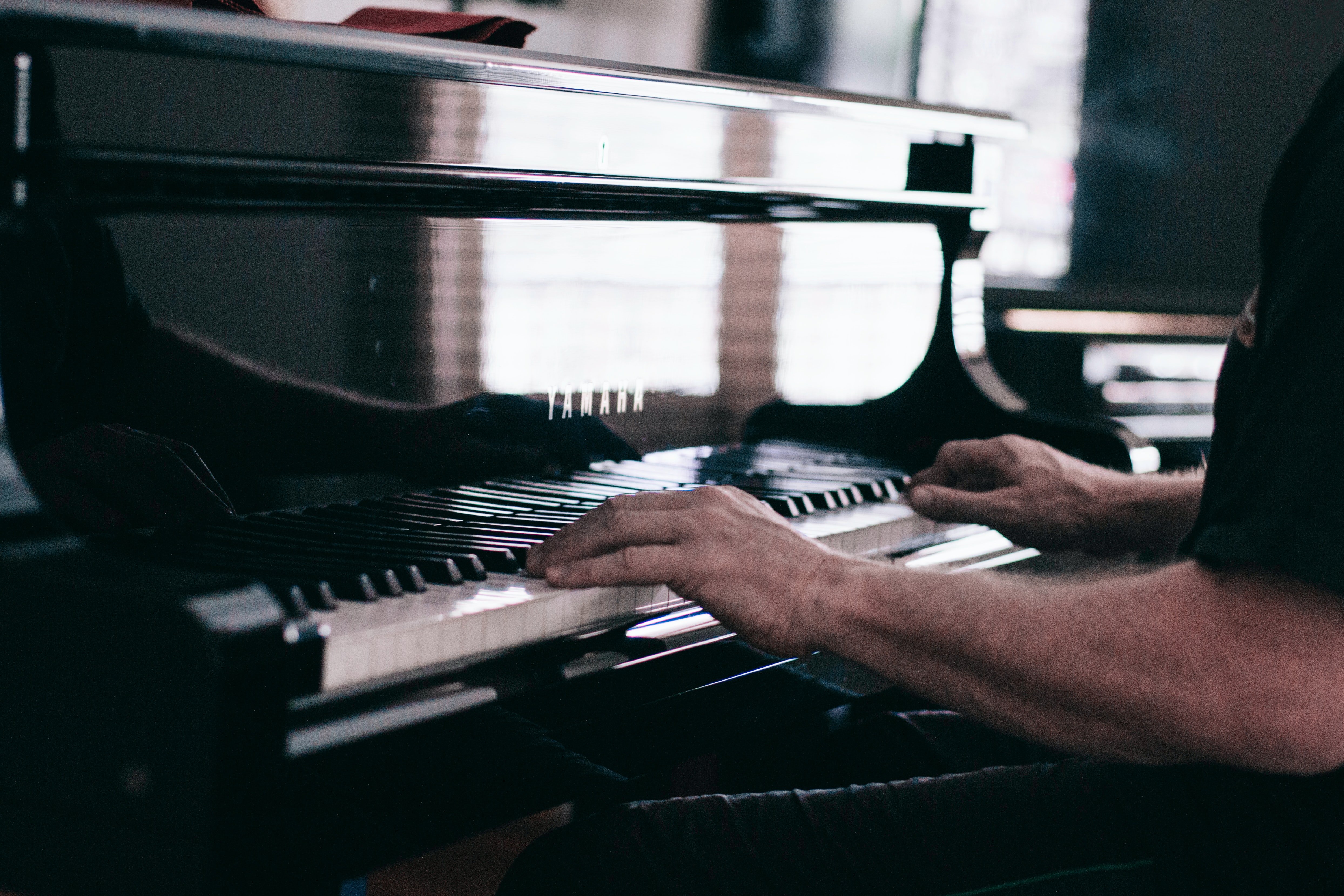 Un hombre tocando un piano. | Foto: Unsplash
