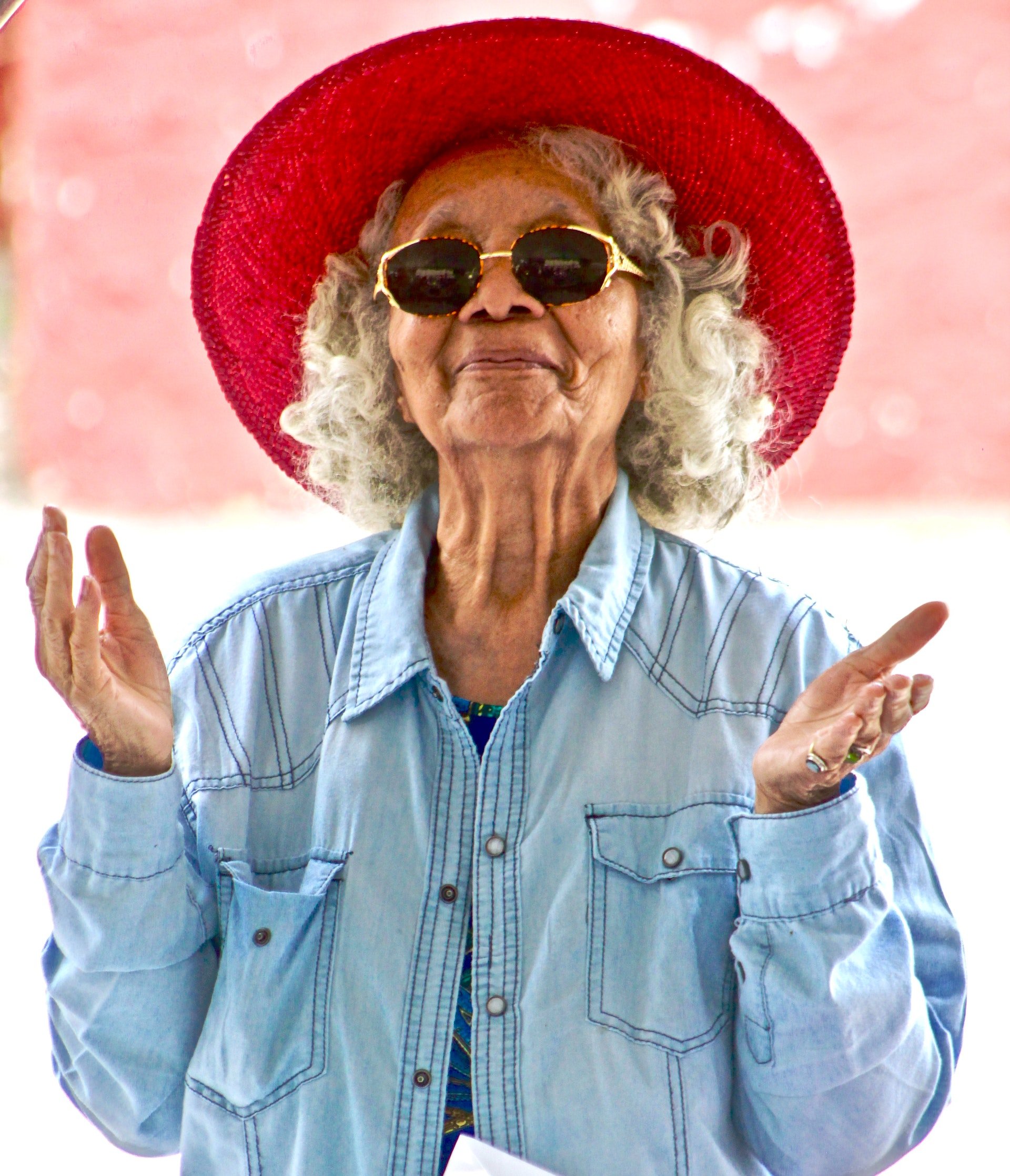 Retrato de anciana usando sombrero y anteojos. │Foto: Pexels