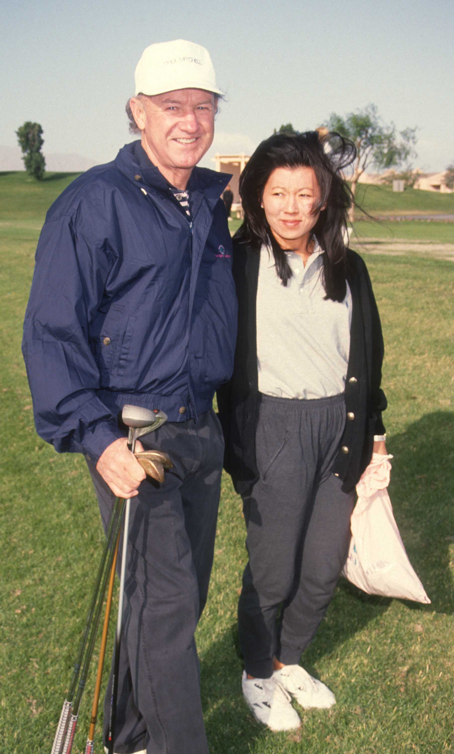 Gene Hackman y Betsy Arakawa en el Mission Hills Celebrity Sports Invitational el 30 de noviembre de 1991, en California. | Fuente: Getty Images