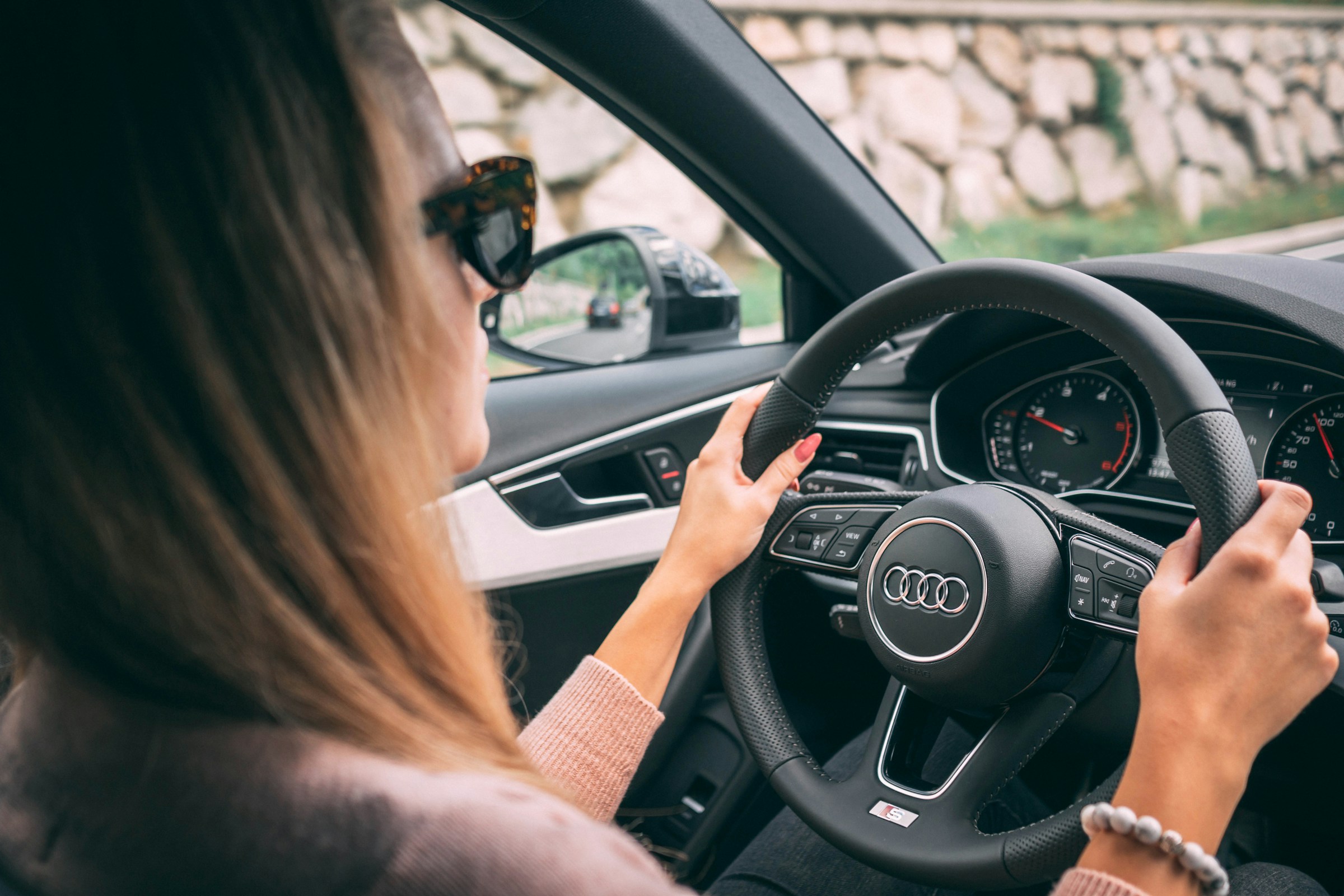 Una mujer conduciendo un automóvil | Fuente: Unsplash