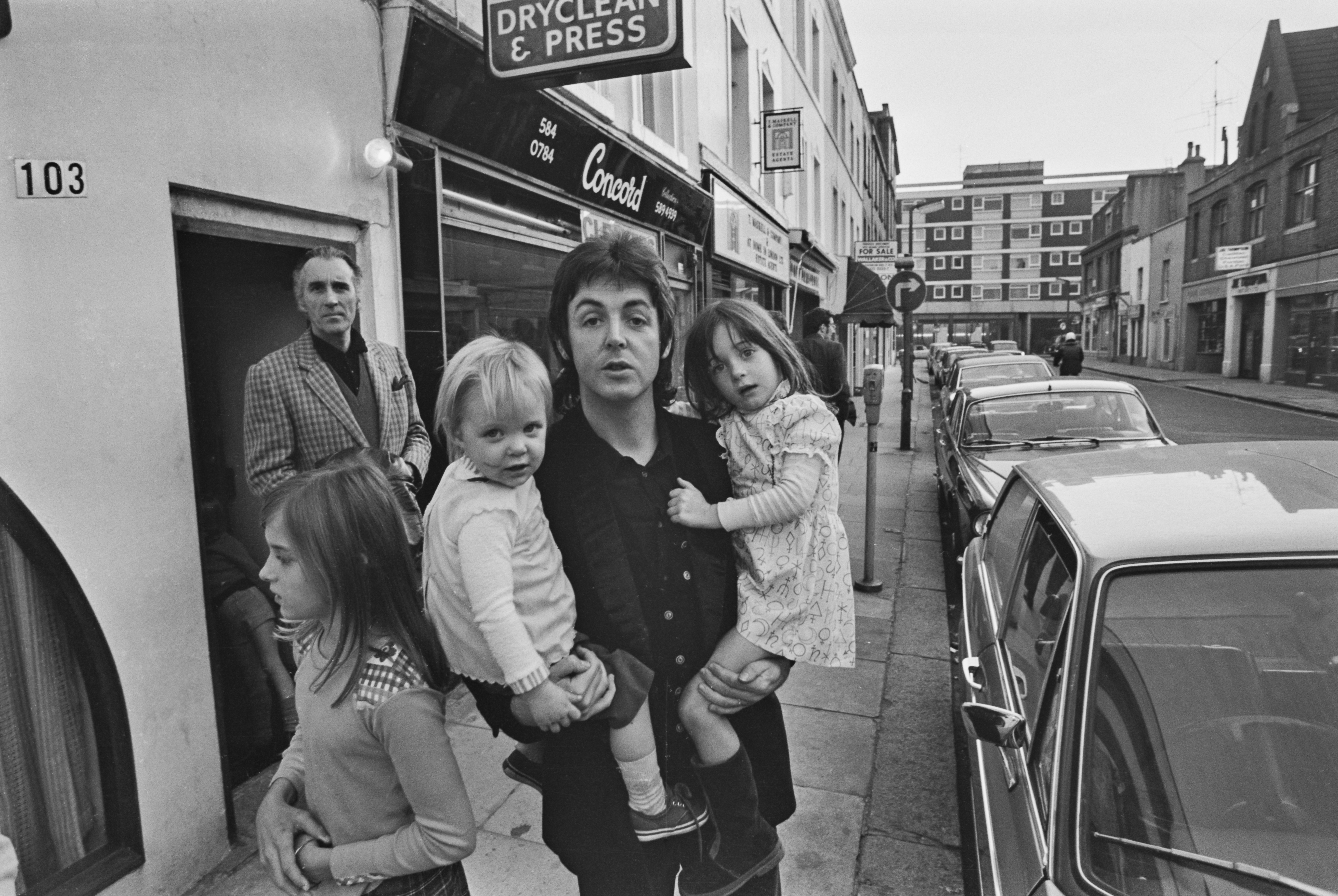 Paul McCartney con sus hijas el 28 de octubre de 1973 en Londres, Inglaterra | Foto: Getty Images