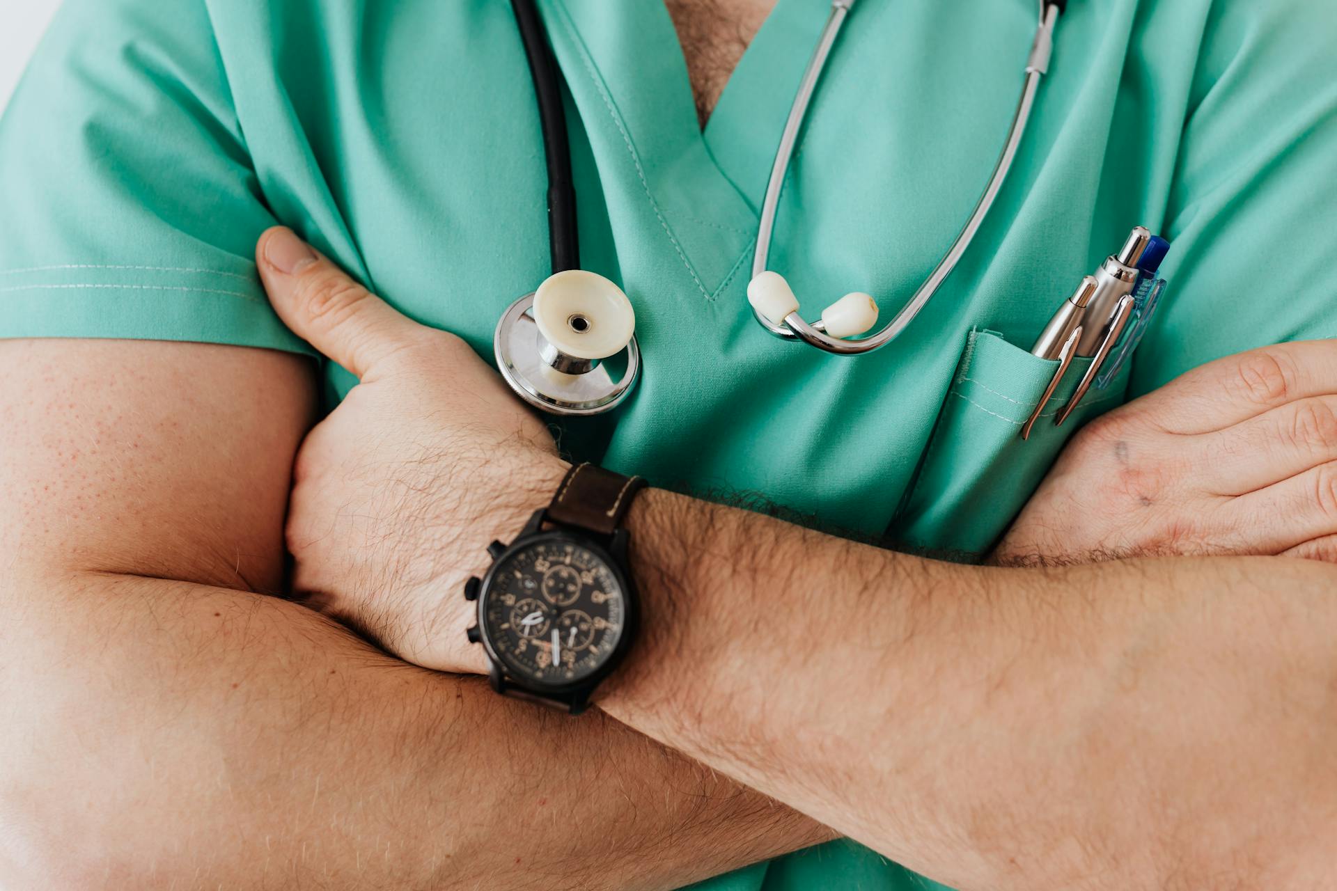 Un médico con los brazos cruzados | Foto: Pexels