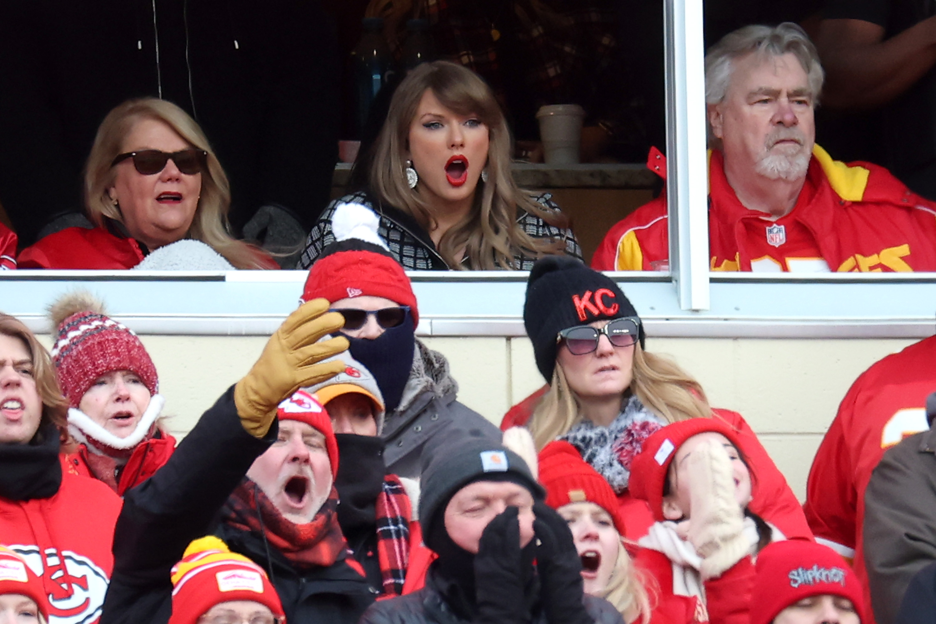 La cantante y compositora Taylor Swift, su madre Andrea Swift y su padre Scott Kingsley Swift ven el partido de desempate de la División AFC entre los Houston Texans y los Kansas City Chiefs el 18 de enero de 2025, en Kansas City, Missouri | Fuente: Getty Images