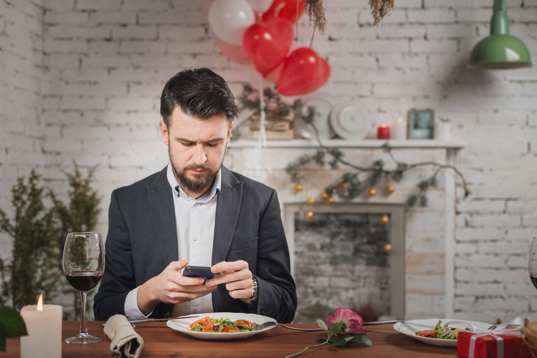 Hombre preocupado en una cena de Navidad | Fuente: Freepik