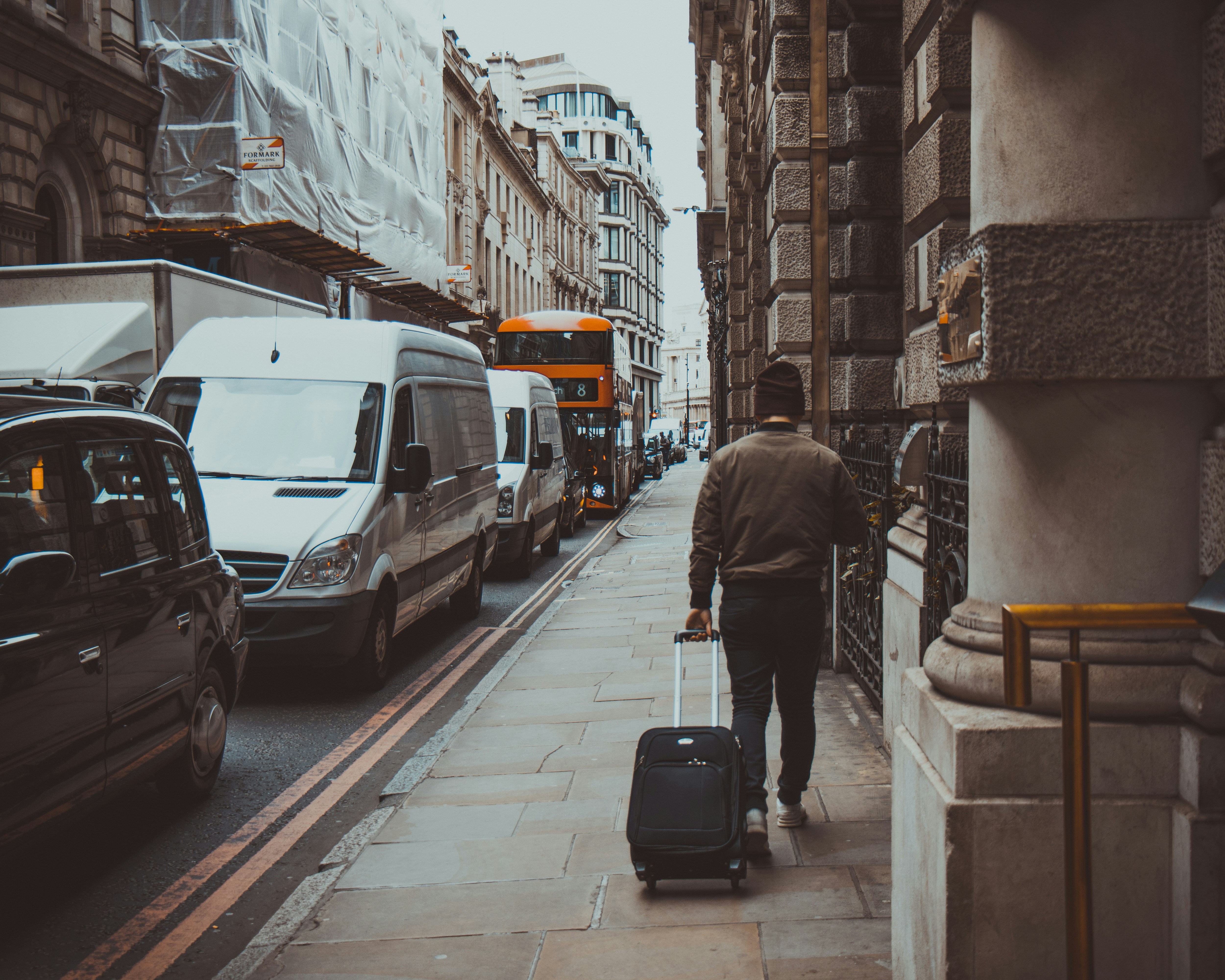 Un hombre caminando con una maleta | Fuente: Unsplash