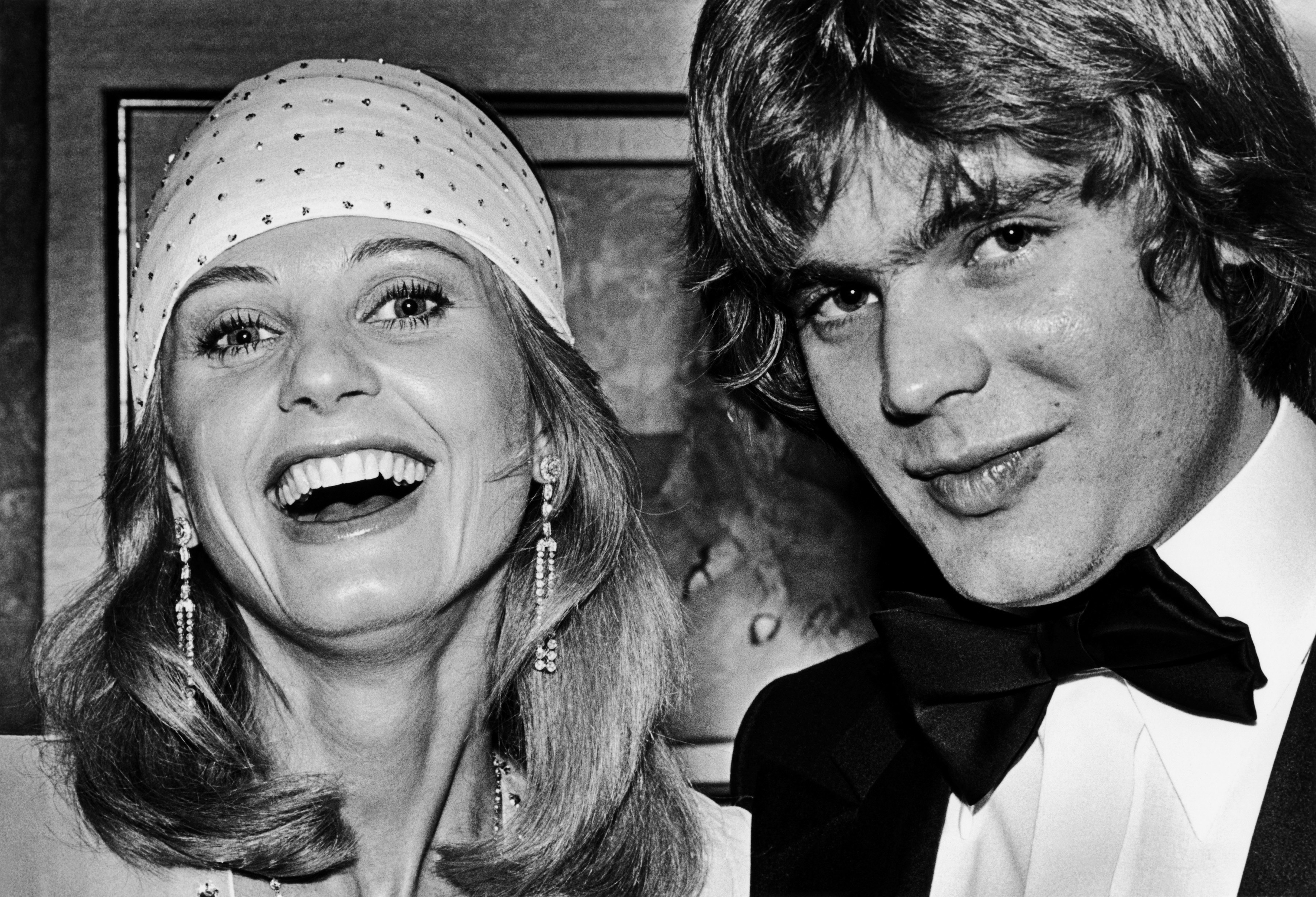 Jill Ireland y Jason McCallum asisten a un cóctel en Beverly Hills, California, en 1979 | Foto: Getty Images
