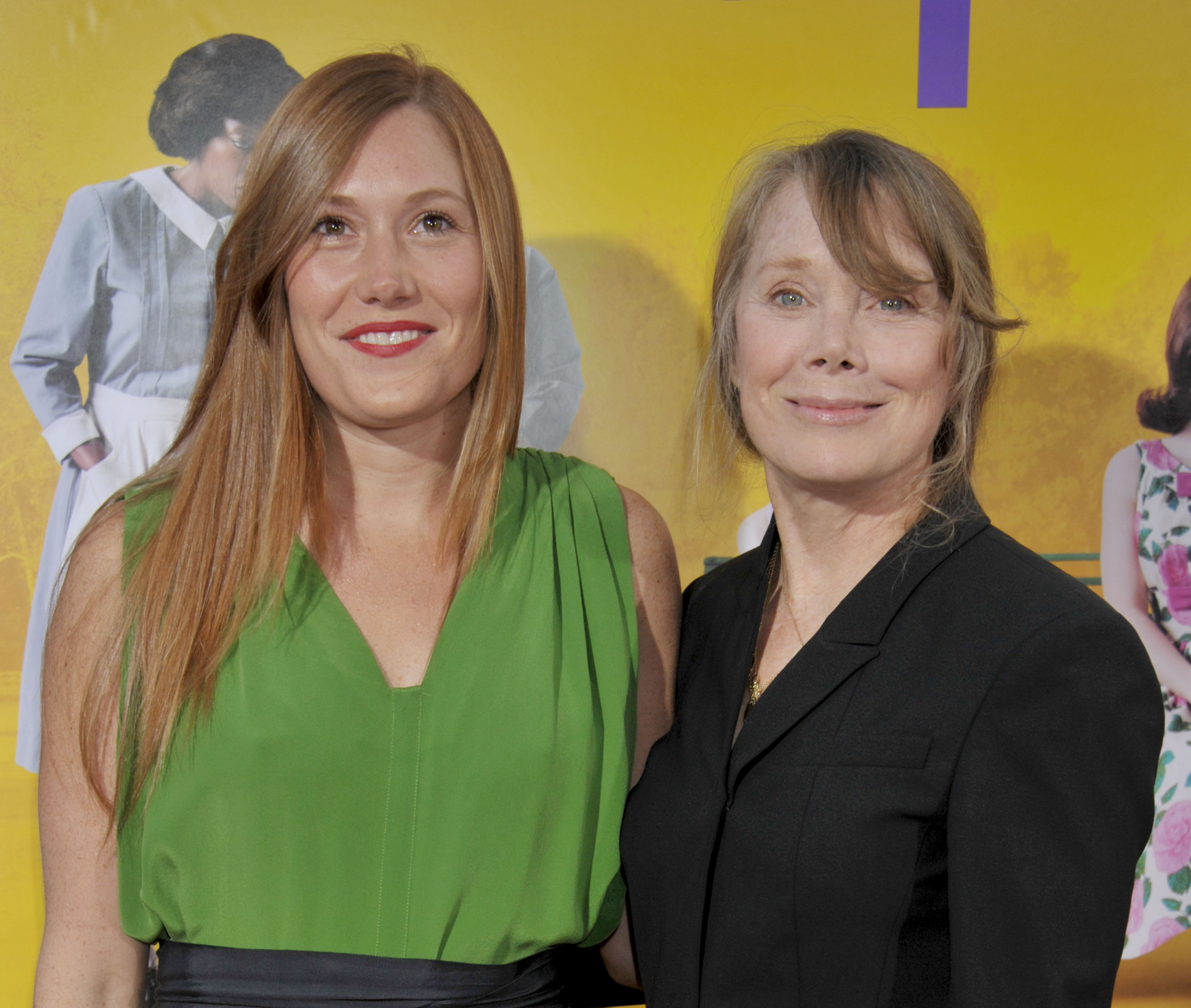 Schuyler Fisk y Sissy Spacek en el estreno de "The Help" el 9 de agosto de 2011, en Beverly Hills, California. | Fuente: Getty Images