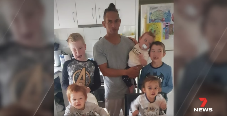 Wayne Godinet y sus cinco hijos. | Foto: Facebook.com/7NEWS Brisbane