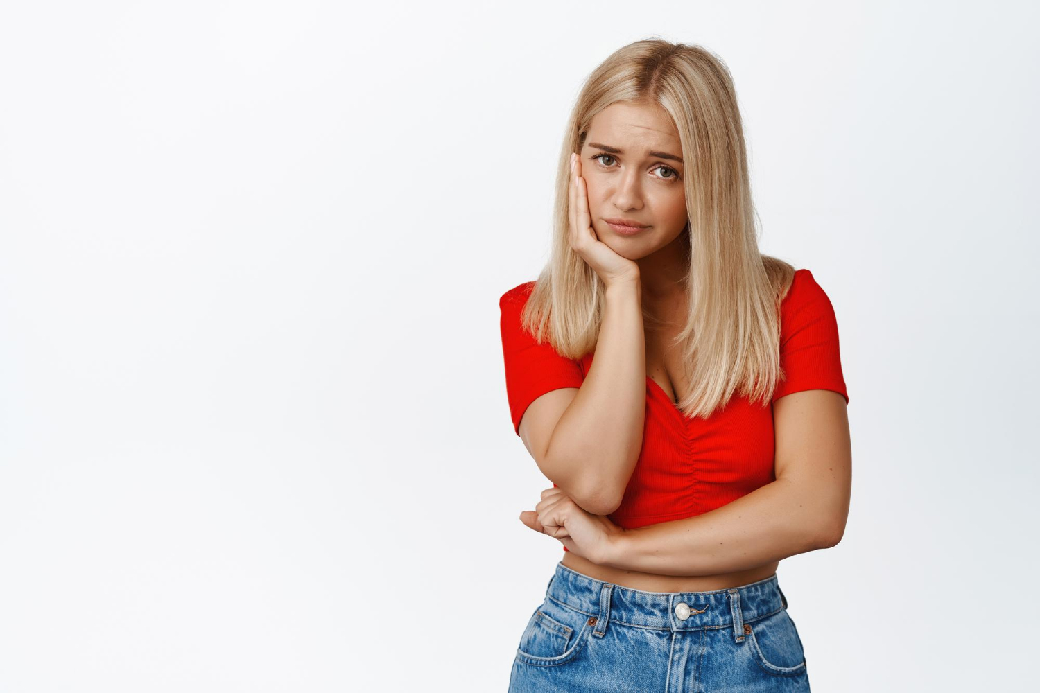 Una joven enfadada | Fuente: Freepik