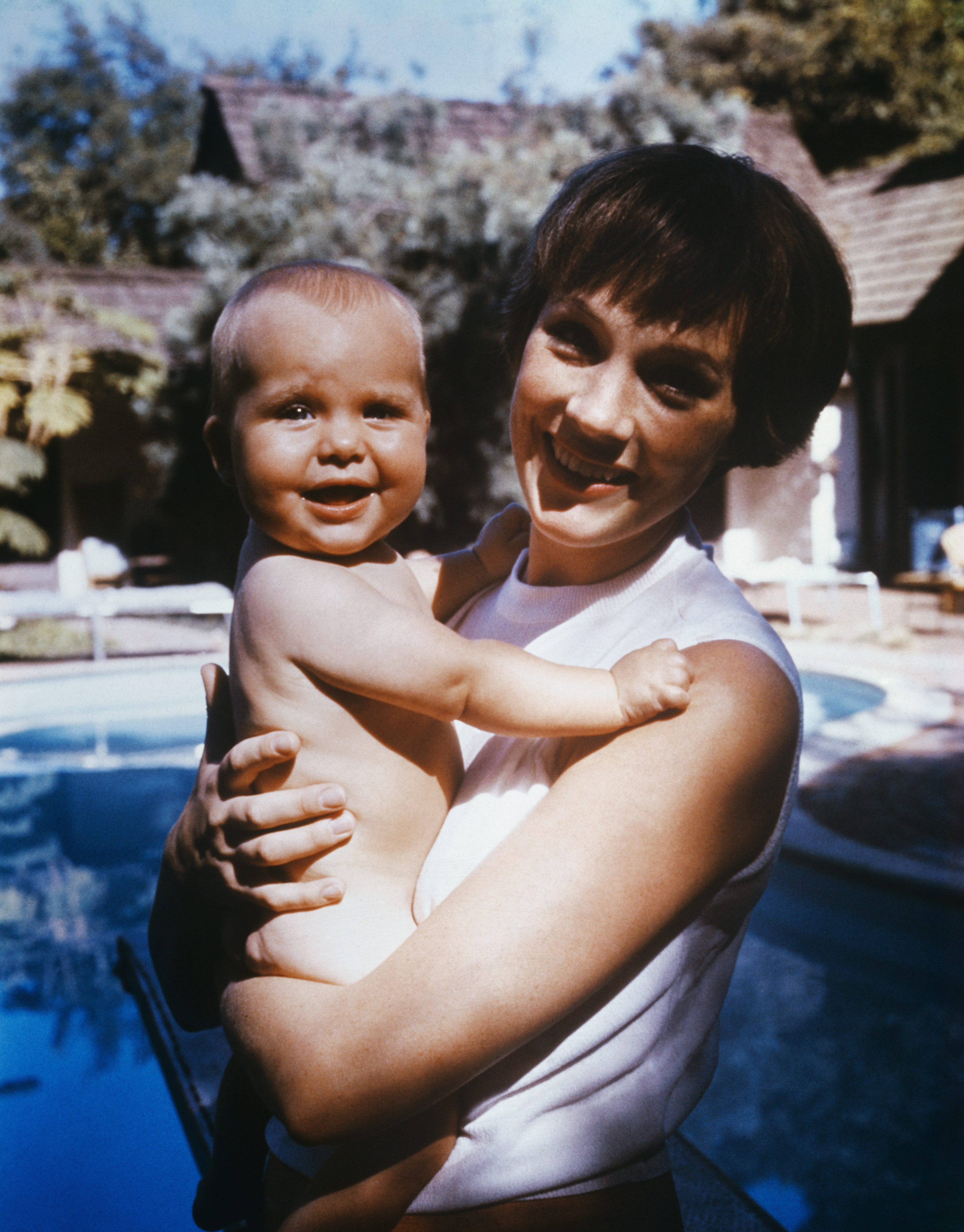 Julie Andrews en un retrato informal con su hija pequeña, Emma Kate Walton, durante un día libre del rodaje de "Mary Poppins", circa 1965 | Foto: Getty Images