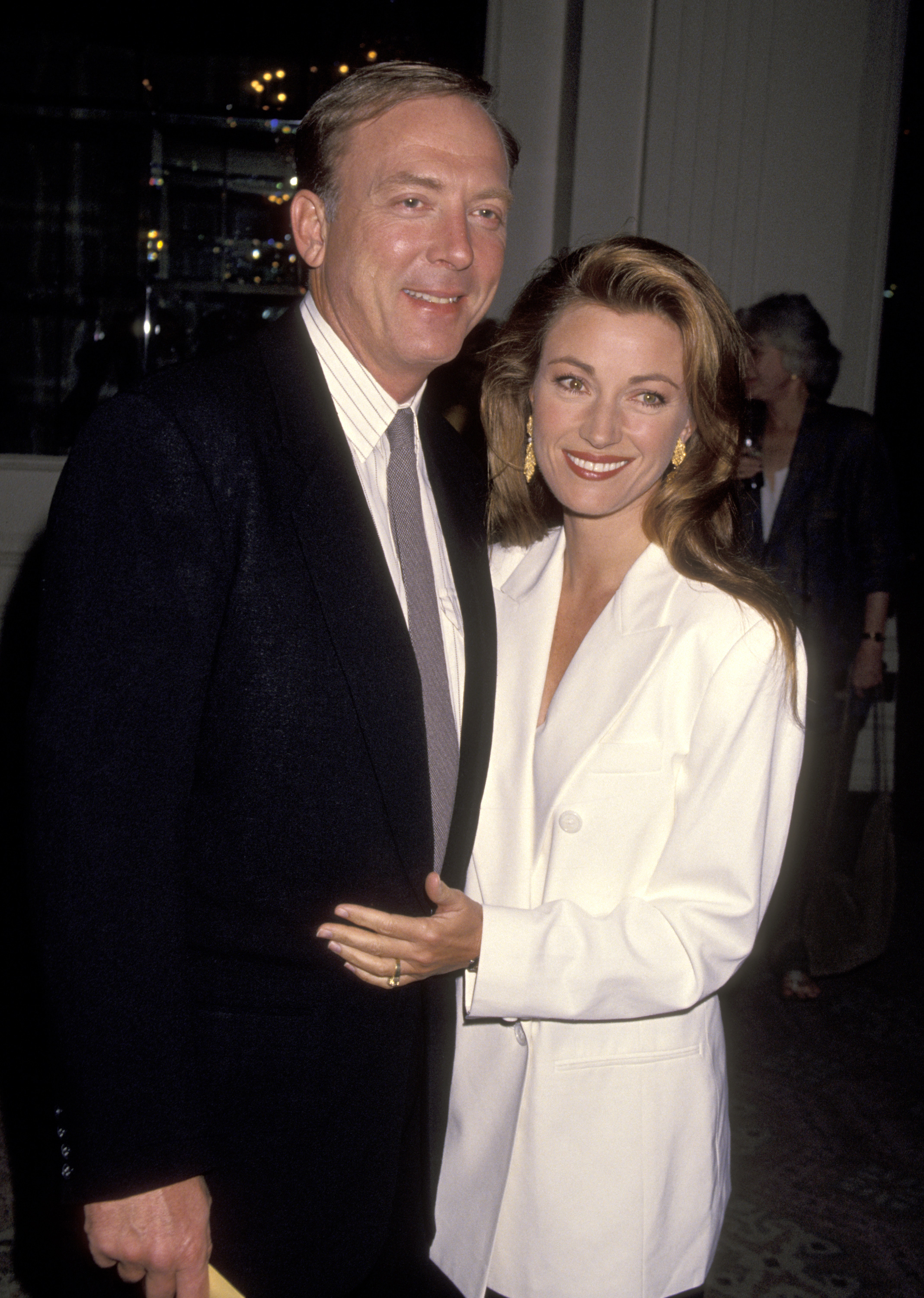 James Keach y Jane Seymour durante la 53 edición de los Premios Anuales de la Manzana de Oro el 12 de diciembre de 1993, en Beverly Hills, California. | Fuente: Getty Images