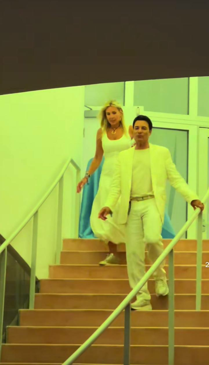 Chayanne sale junto a su esposa de la fiesta de revelación de género del bebé de Lele Pons. | Foto: TikTok.com/@pipozarek