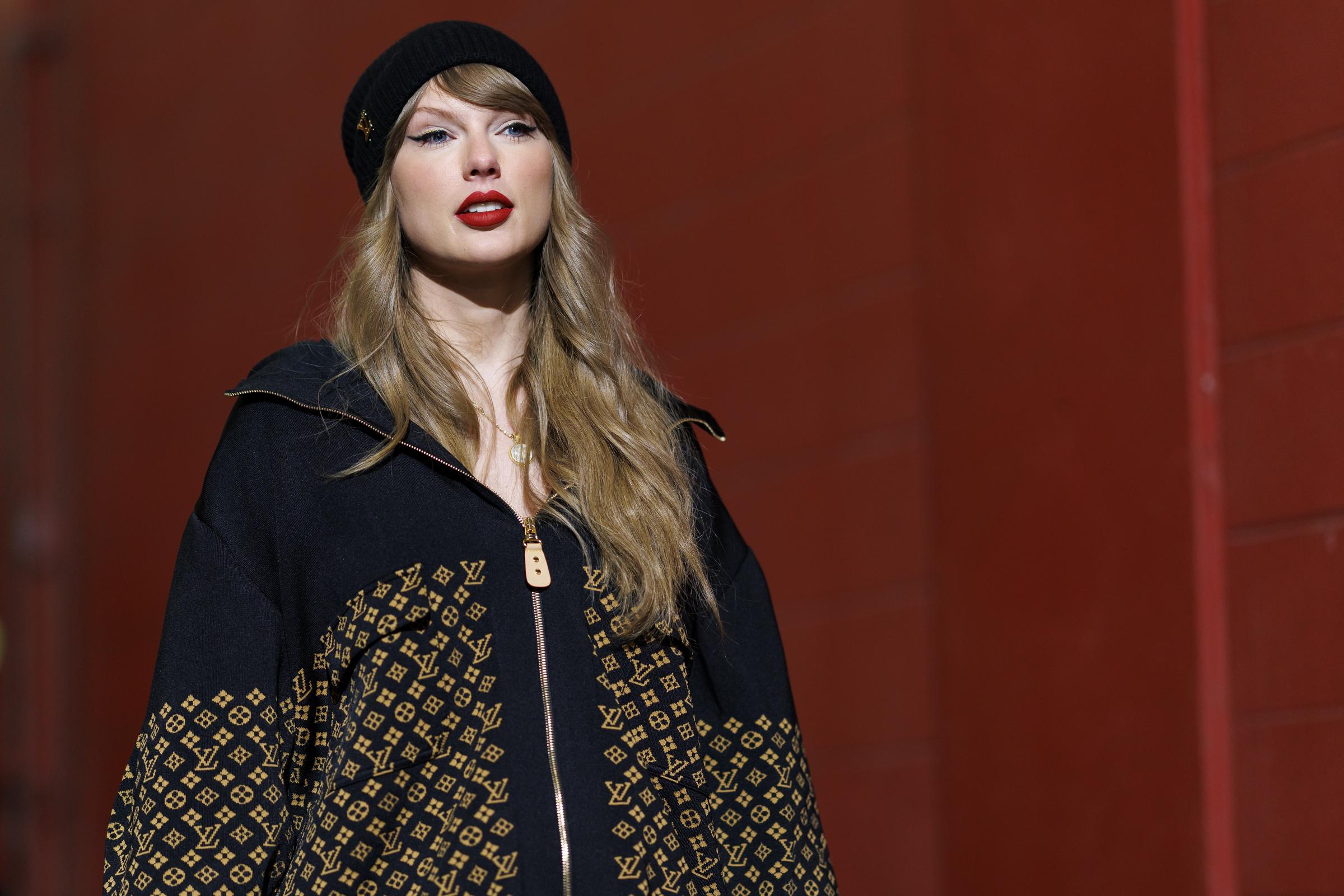 Taylor Swift en el estadio Arrowhead antes del partido del Campeonato de la AFC entre los Buffalo Bills y los Kansas City Chiefs el 26 de enero de 2025, en Kansas City, Missouri | Fuente: Getty Images