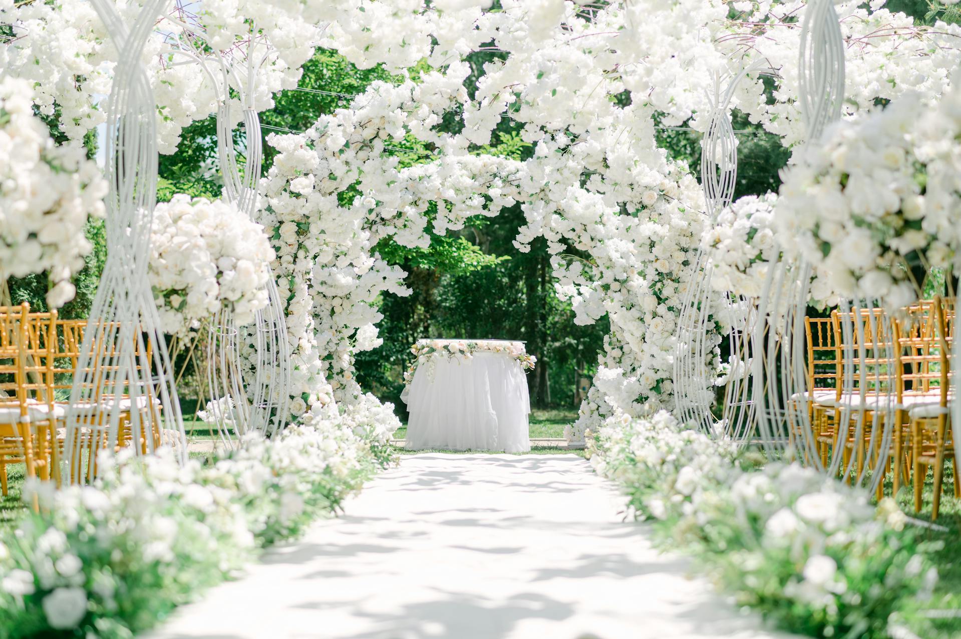 Un montaje de boda en un jardín | Fuente: Pexels