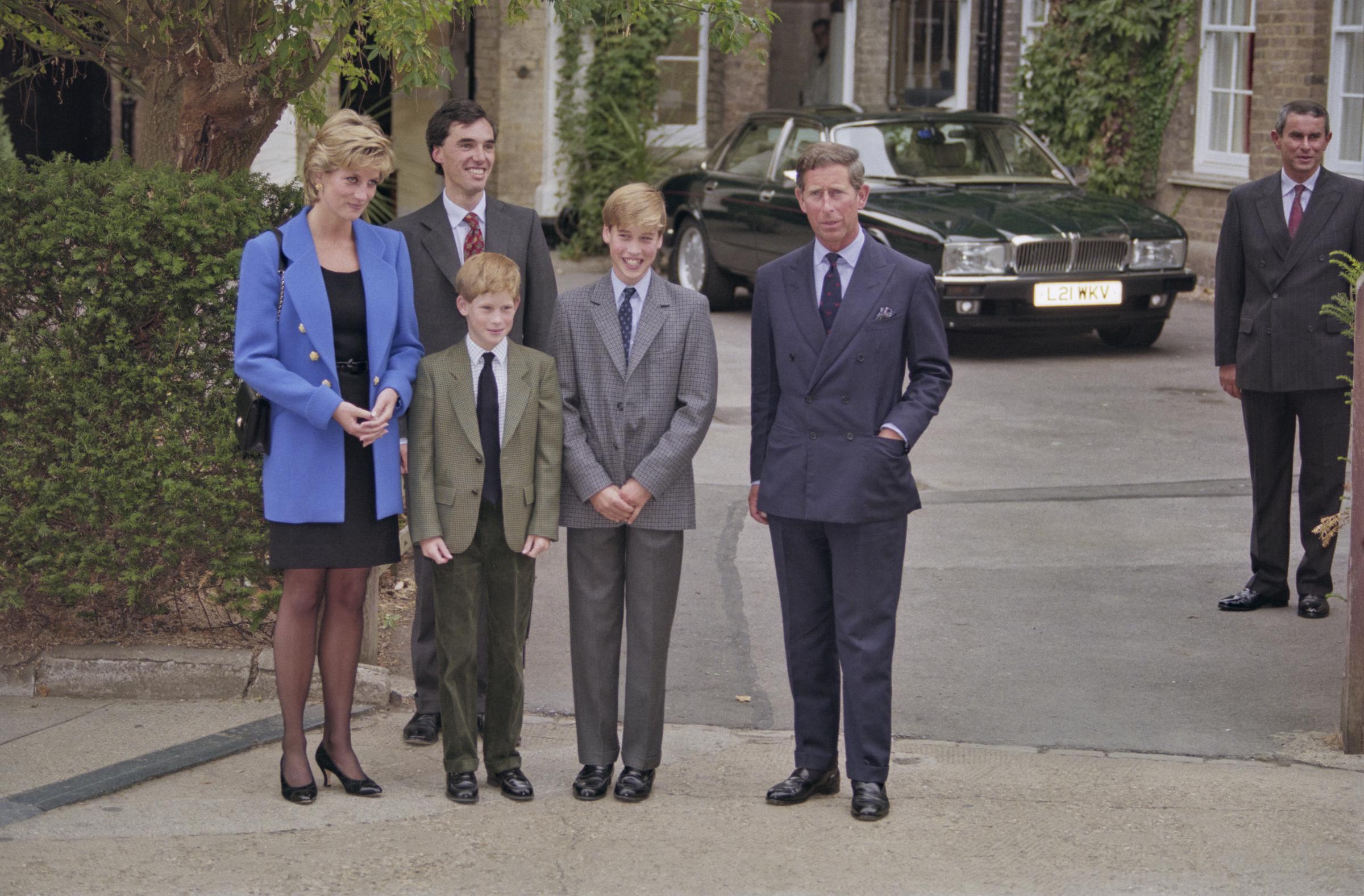 William llegó a Eton en 1995 acompañado de la fallecida Diana, princesa de Gales; su padre, el actual rey Charles III; y el príncipe Harry. Décadas después, William regresaría a la institución para el primer día de clases de George. | Fuente: Getty Images