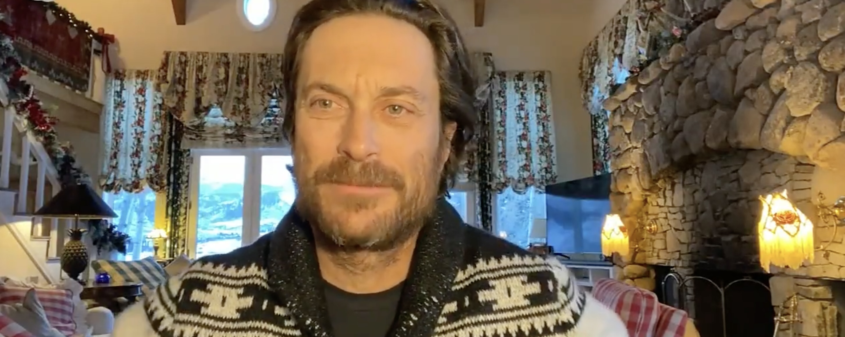 Ryan Seacrest reaccionó ante el paisaje nevado calificándolo de "tierra de fantasía" antes de que Oliver revelara cuánto tiempo llevaban allí realmente algunos de los detalles de la casa. | Fuente: YouTube/Live with Kelly and Ryan