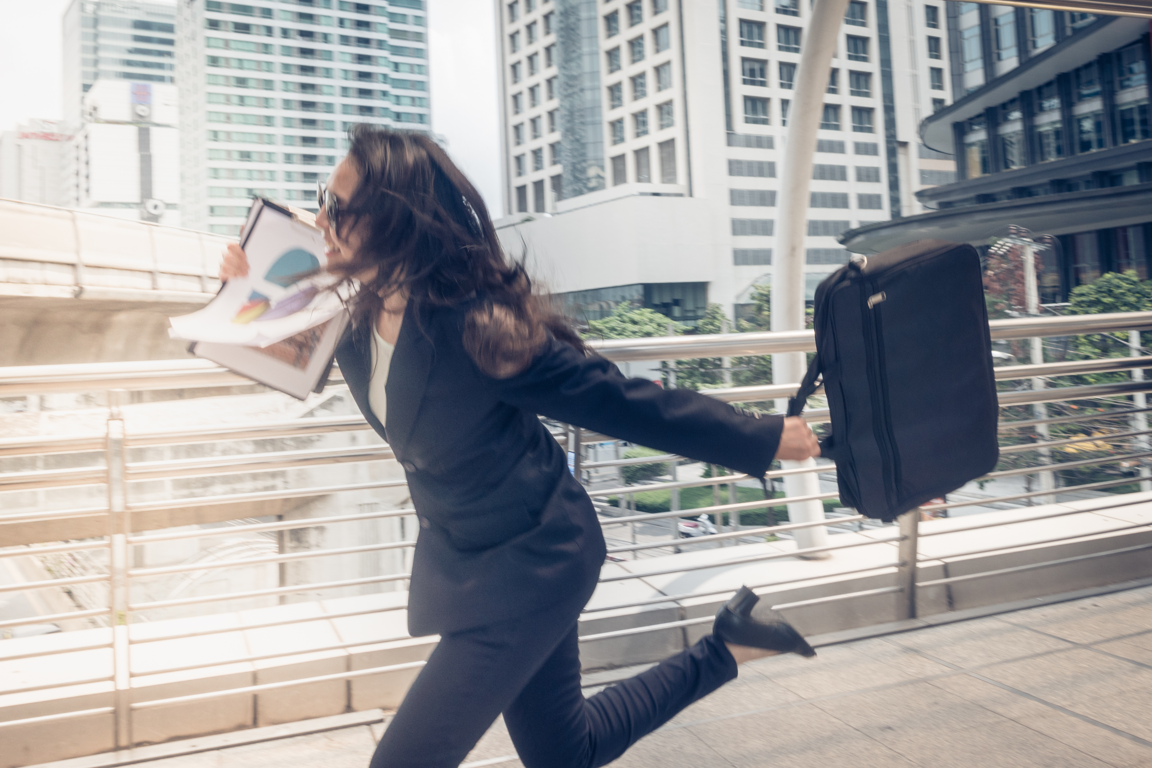 Mujer de negocios deprisa y corriendo. | Fuente: Shutterstock