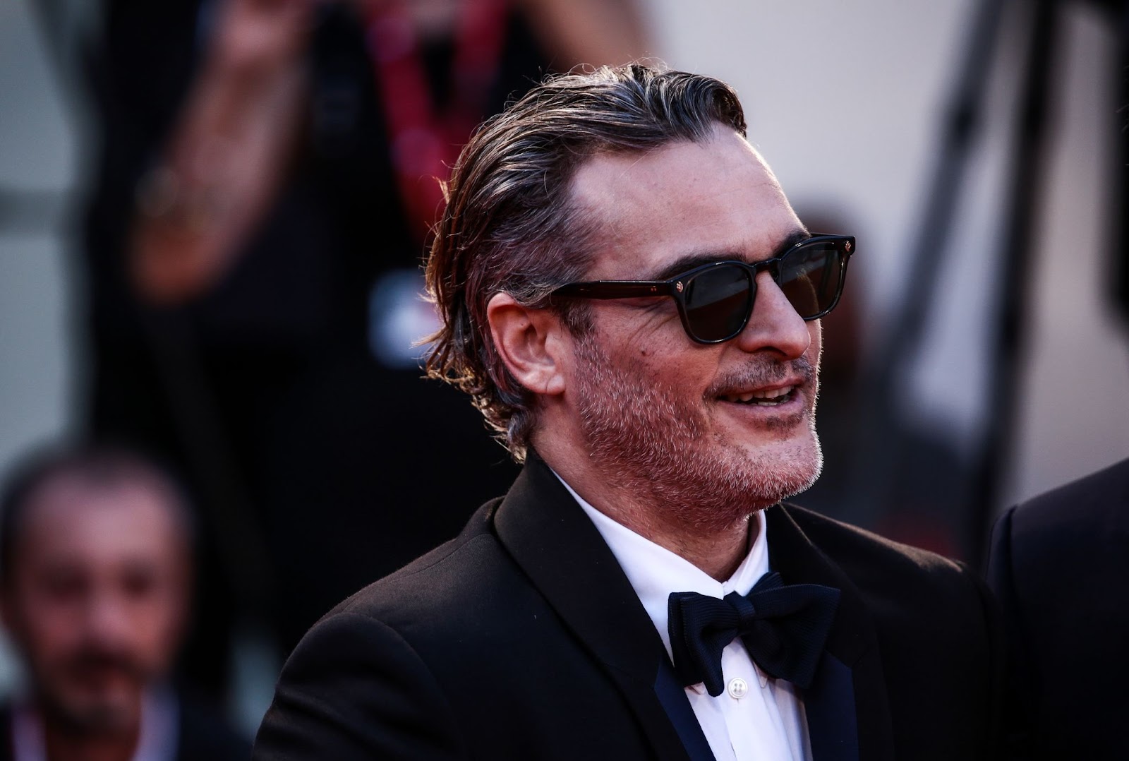 El 31 de agosto de 2019, Joaquin Phoenix asistió a la 76ª edición del Festival de Cine de Venecia, cautivando al público con su intensa presencia mientras promocionaba "Joker", una interpretación que más tarde le valdría un Oscar | Fuente: Getty Images