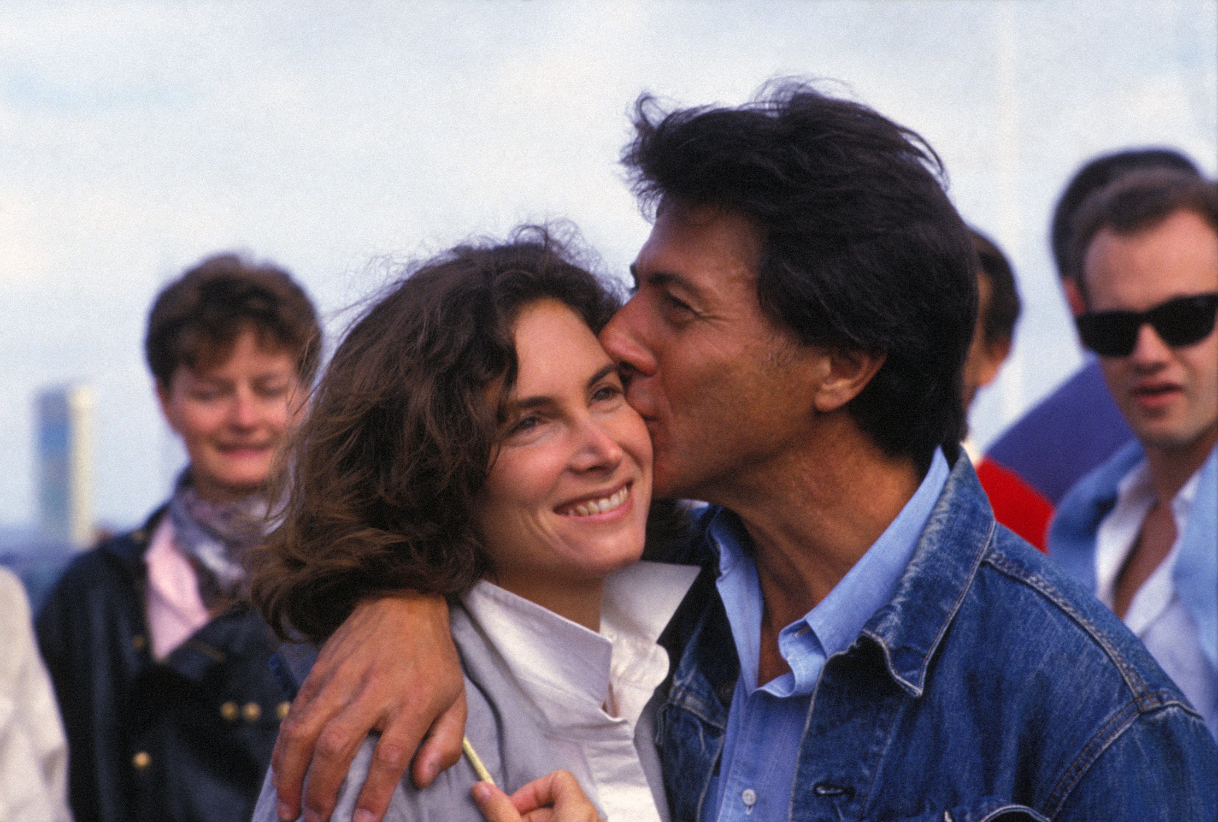 Dustin Hoffman y su esposa Lisa en el Festival de Deauville en 1984, Francia. | Foto: Getty Images