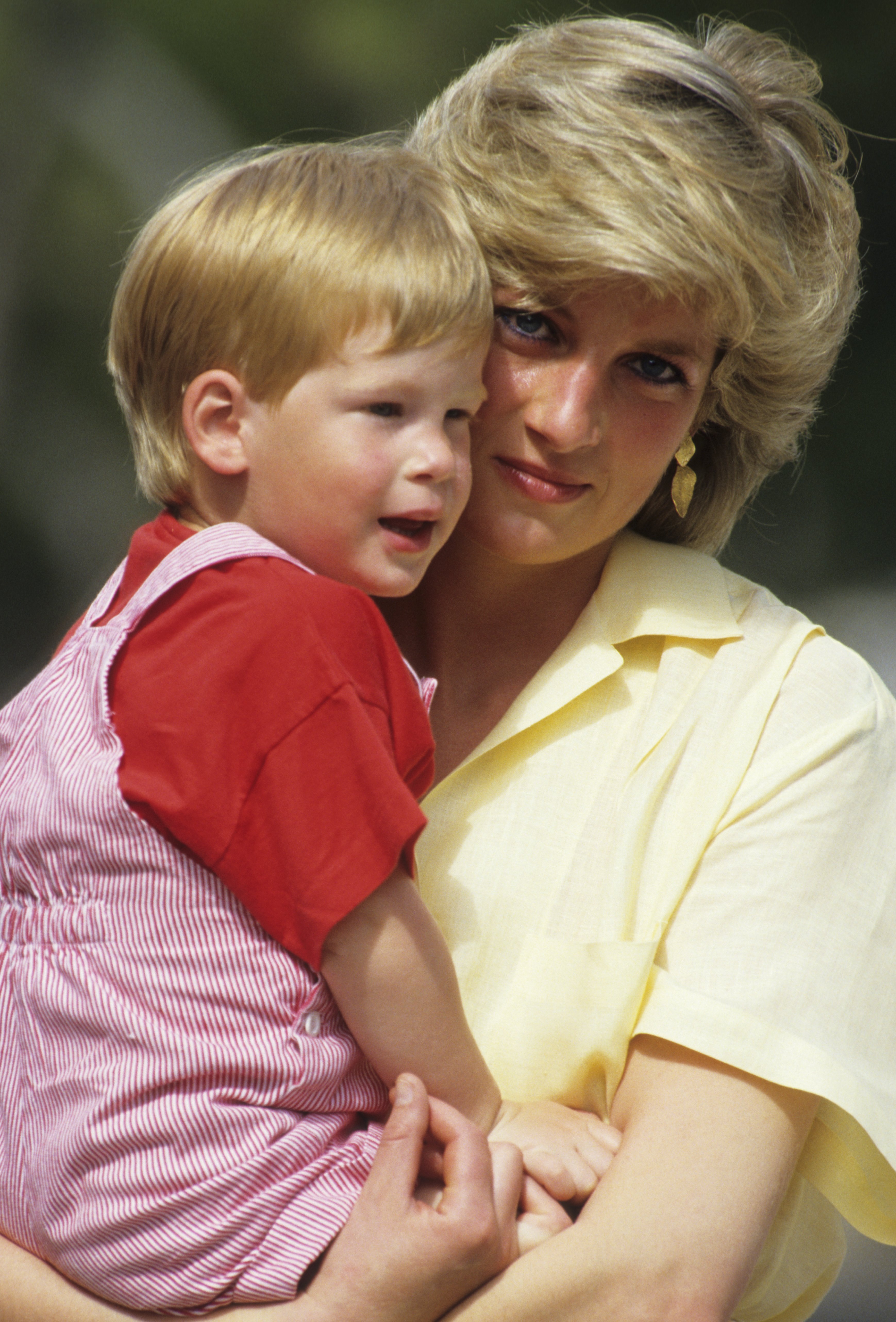 Diana, princesa de Gales con el príncipe Harry de vacaciones en Mallorca, España, el 10 de agosto de 1987. | Foto: Getty Images