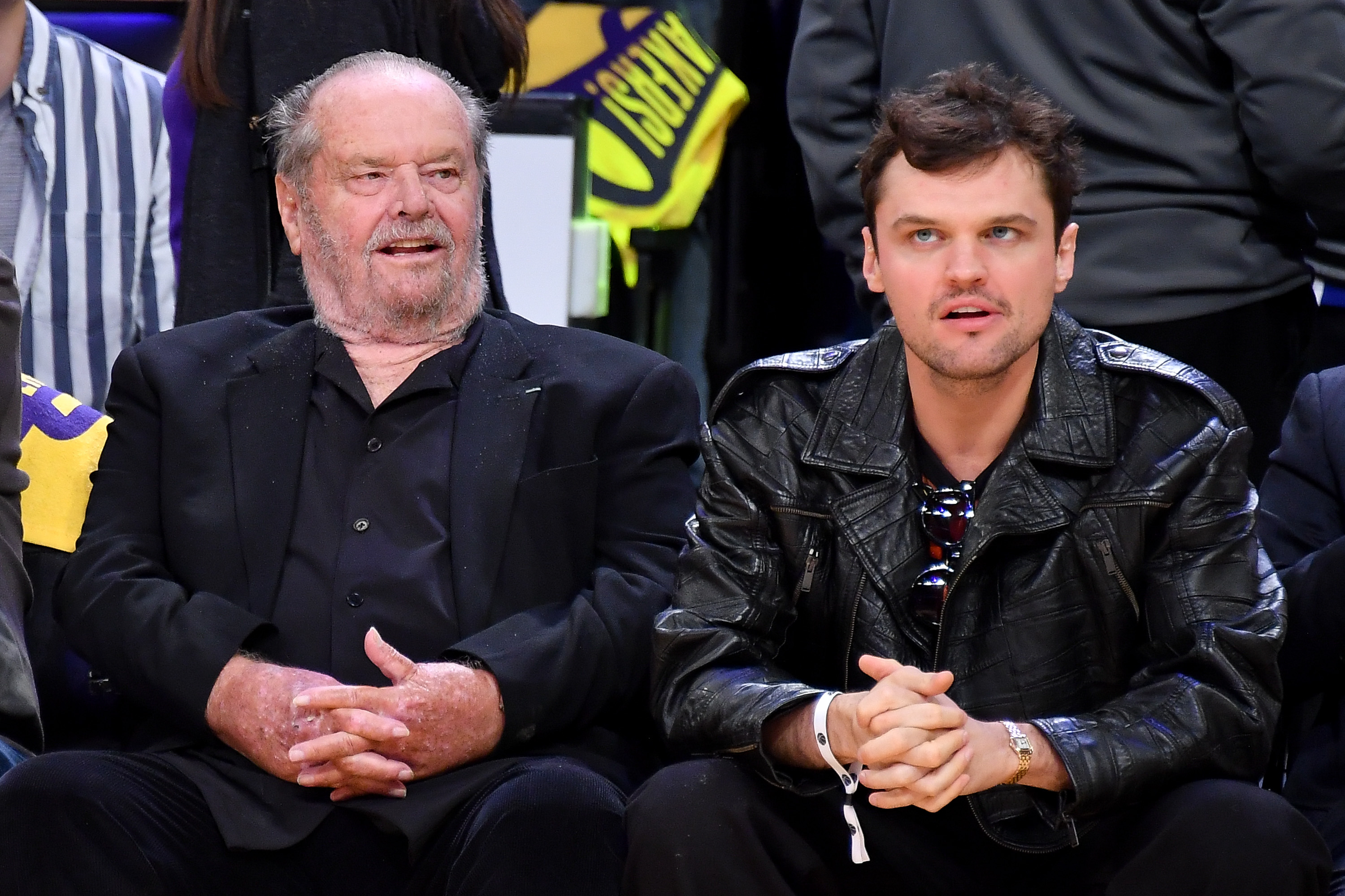 Jack y Ray Nicholson asisten a un partido de baloncesto de los playoffs entre Los Angeles Lakers y los Golden State Warriors en Los Angeles, California, el 8 de mayo de 2023 | Fuente: Getty Images