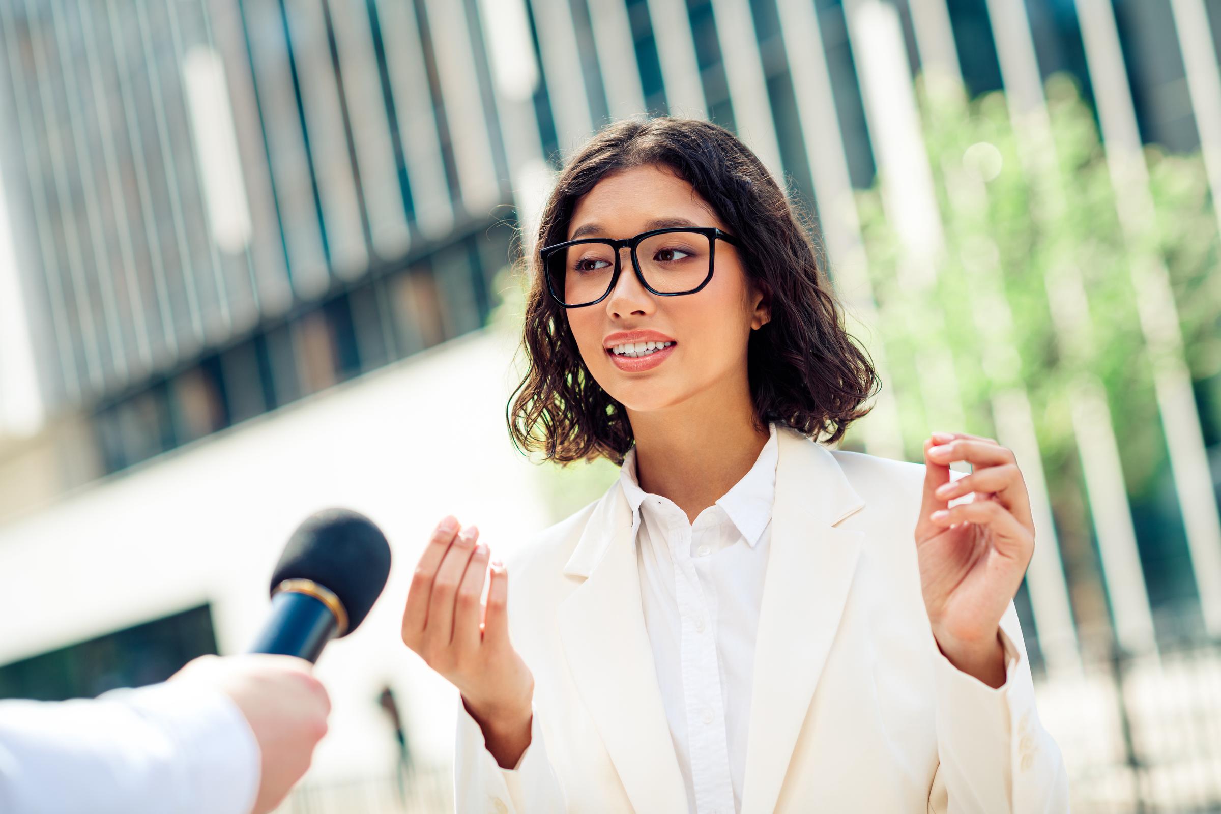 Una mujer en una entrevista | Fuente: Getty Images