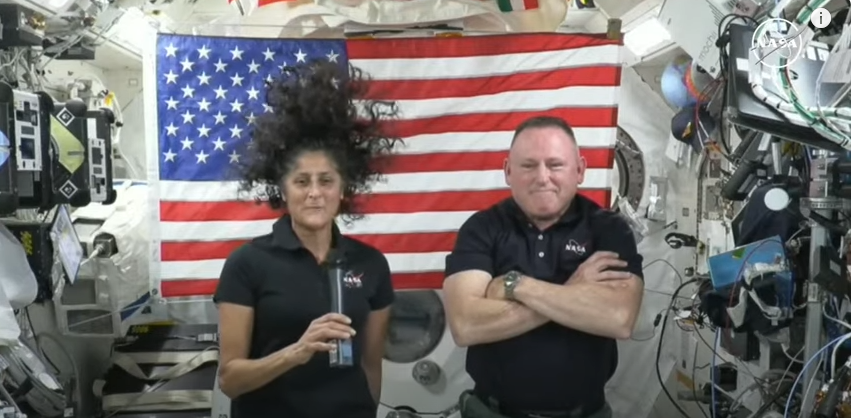 Una captura de pantalla de Barry Butch Wilmore y Sunita Suni Williams tomada de un vídeo publicado el 10 de julio de 2024 | Fuente: YouTube/@CBSNews