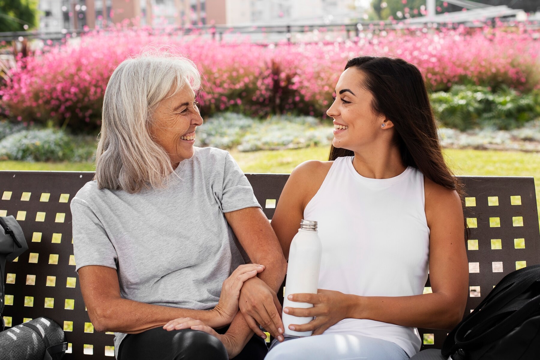 Dos mujeres hablando en el jardín | Fuente: Freepik