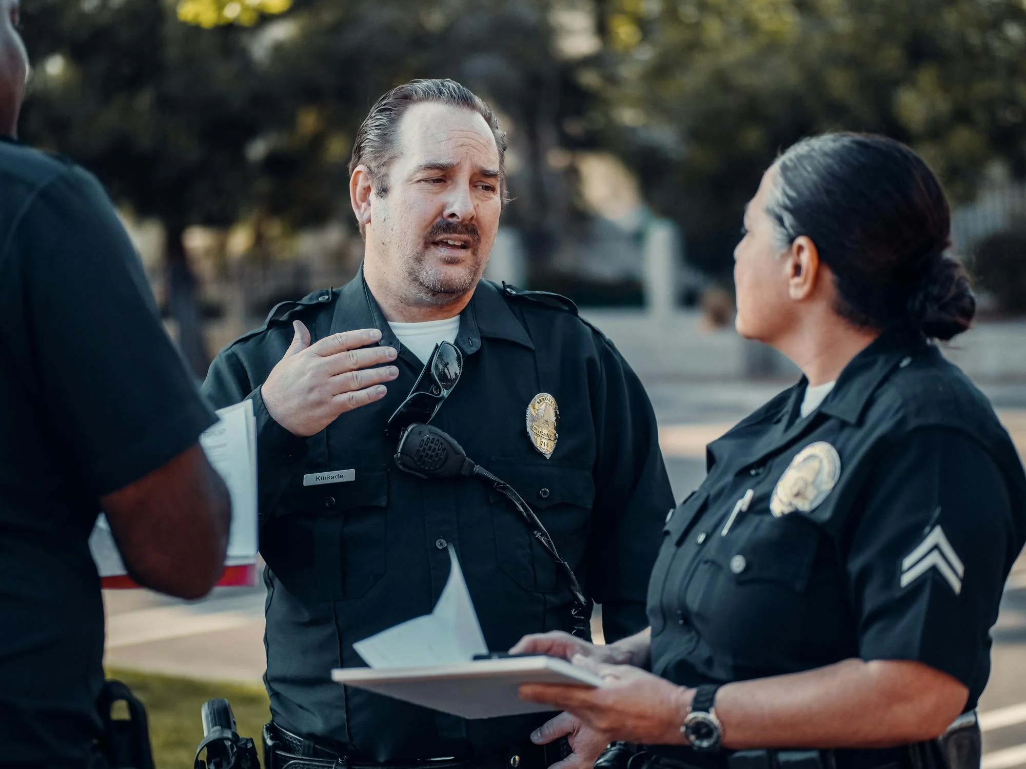 Un policía hablando con su compañero | Fuente: Pexels