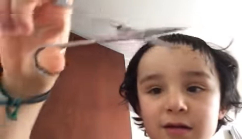 Niño muestra unas tijeras frente a la cámara de video. | Foto: Facebook/Francisco Ramirez