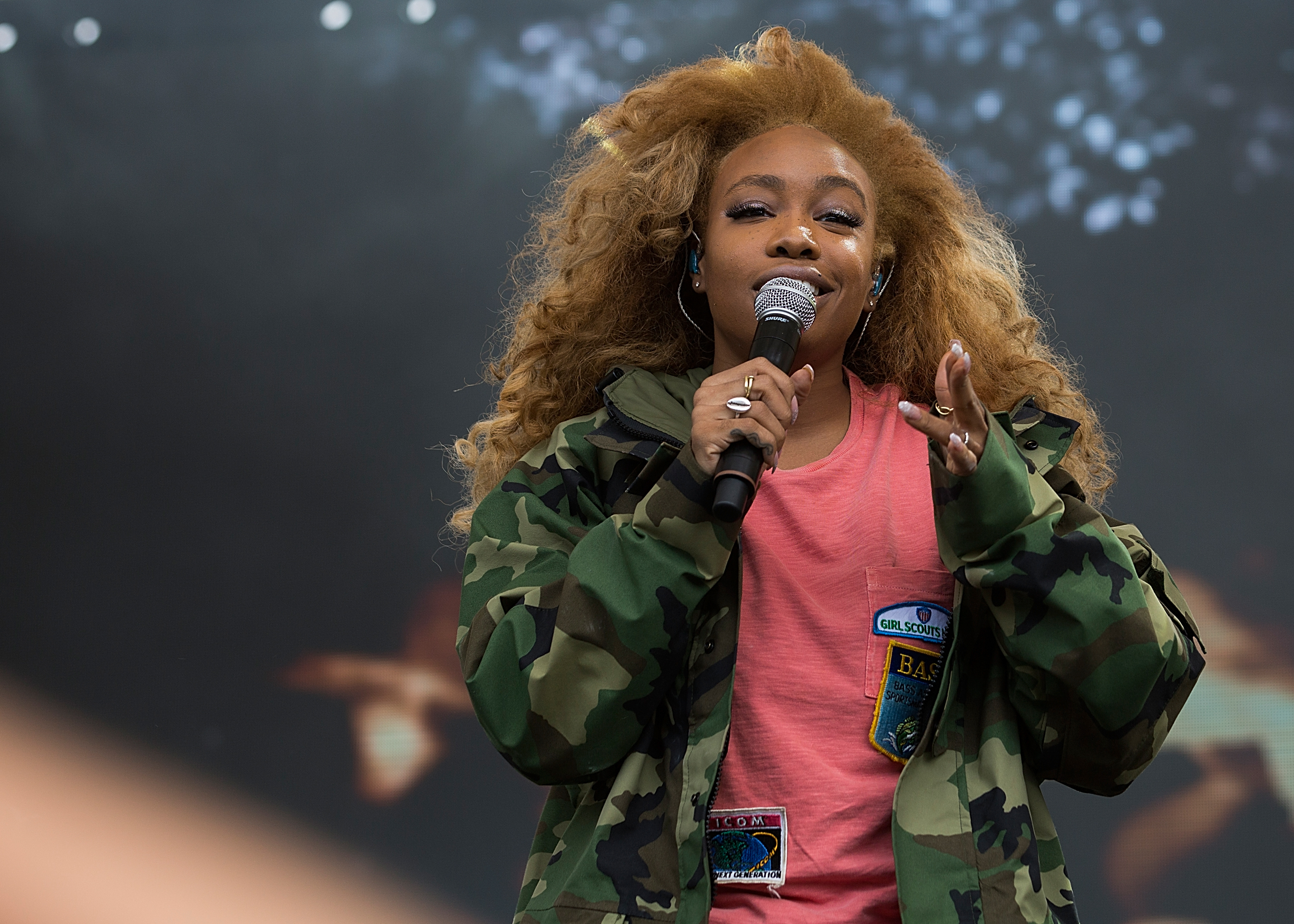 SZA actúa en el escenario durante el Festival de Música de Pemberton el 17 de julio de 2016, en Pemberton, Canadá | Fuente: Getty Images