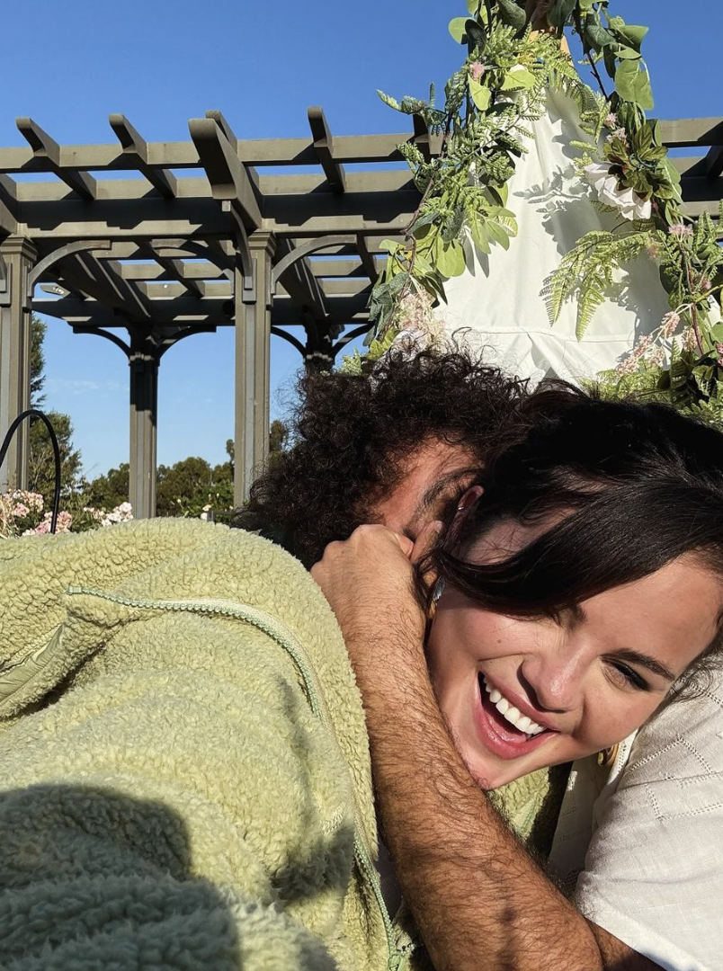 Selena Gomez y Benny Blanco muy acaramelados al aire libre, fechada el 25 de julio de 2024 | Fuente: Instagram/selenagomez