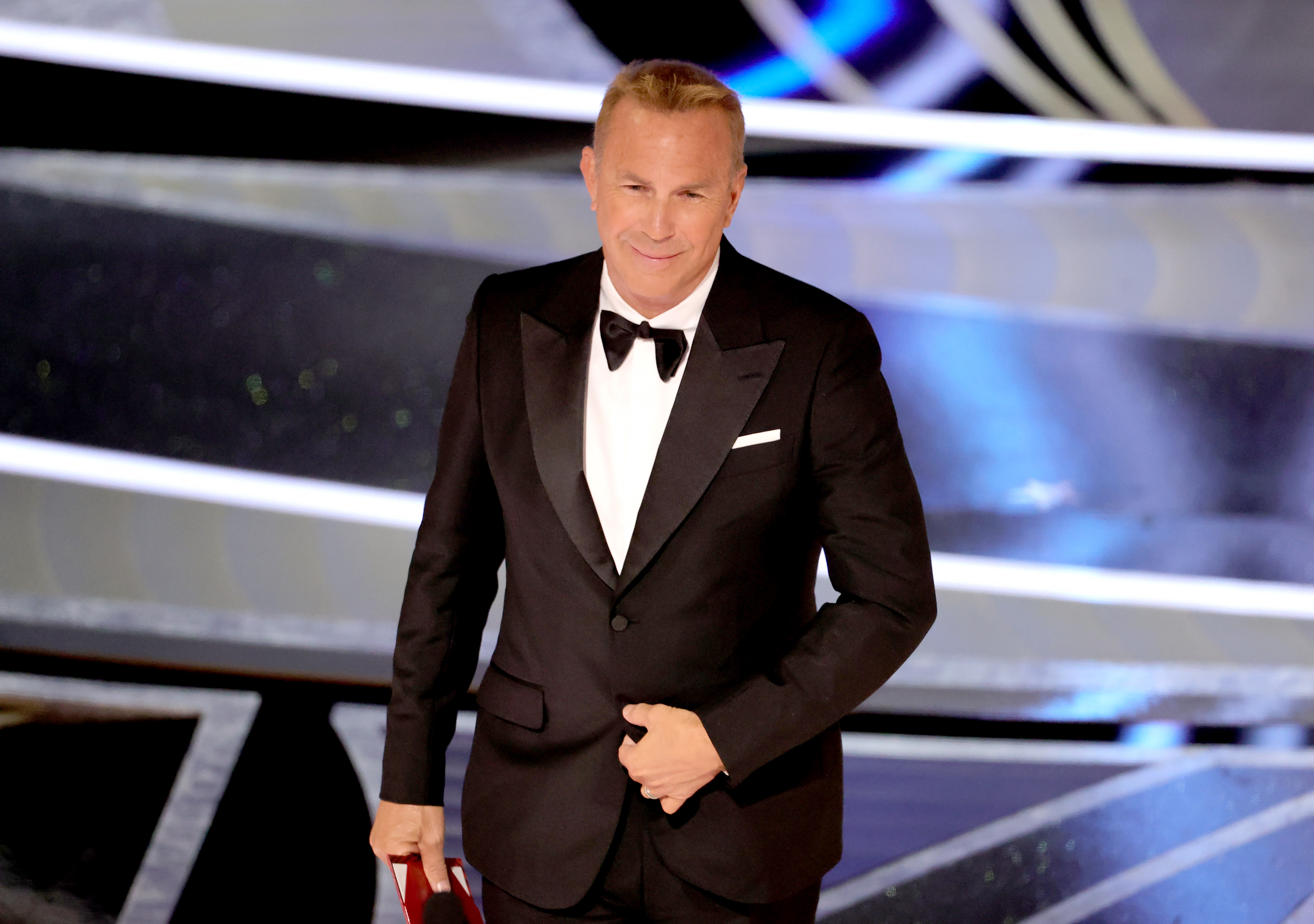 Kevin Costner habla en el escenario durante la 94ª edición de los Premios de la Academia en Hollywood, California, el 27 de marzo de 2022. | Fuente: Getty Images