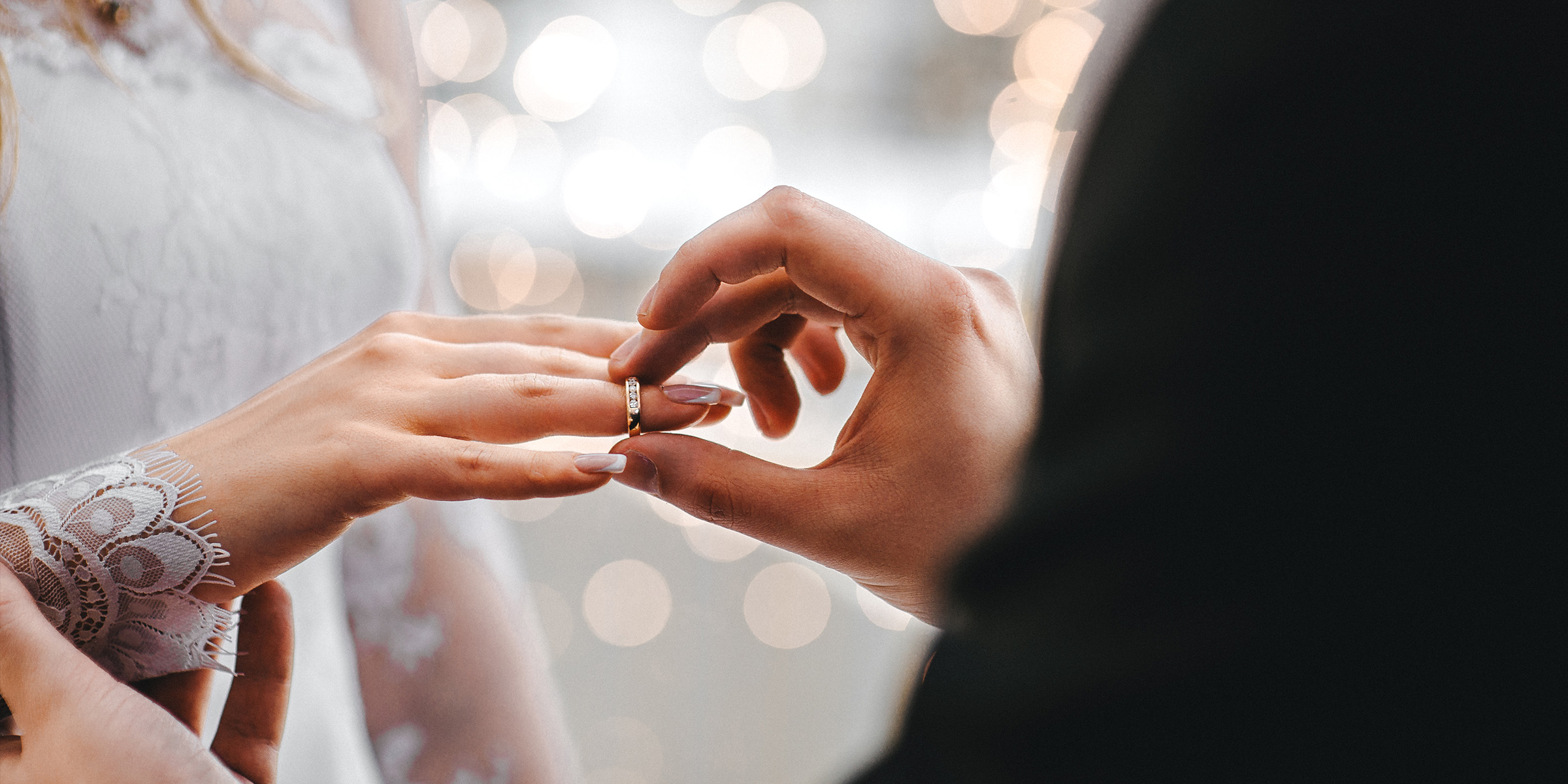 Un hombre colocando un anillo de boda en el dedo de una mujer| Fuente: AmoMama