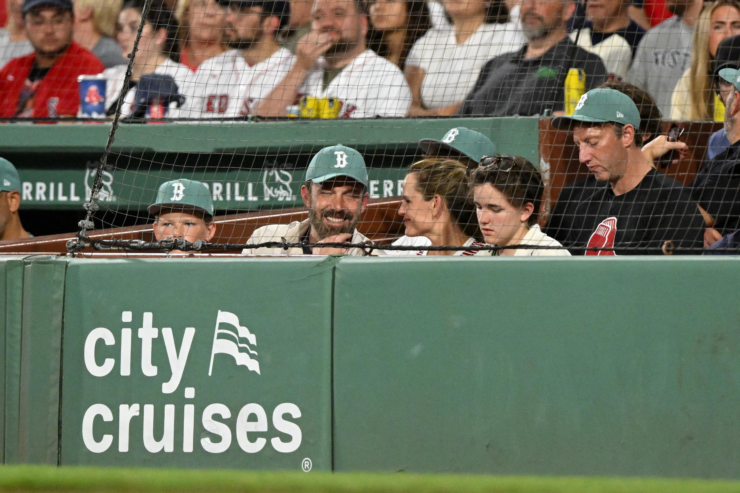 Se ve a Ben Affleck y Jennifer Garner sonriendo mientras ven un partido con sus hijos, Fin y Samuel, durante la cuarta entrada entre los Boston Red Sox y los Tampa Bay Rays en el Fenway Park el 11 de julio de 2025, en Massachusetts | Fuente: Getty Images