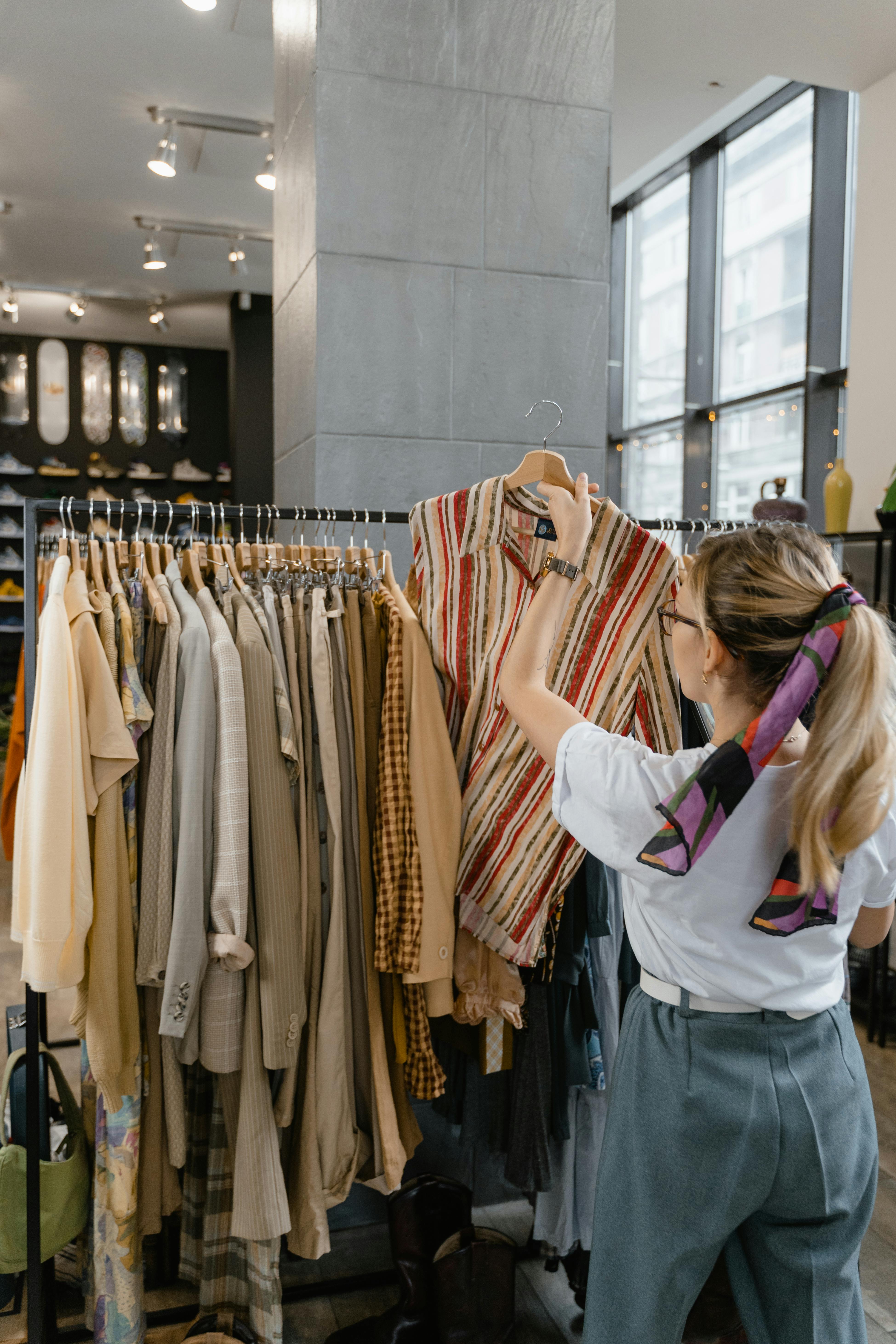 Una mujer en una tienda de ropa | Fuente: Pexels