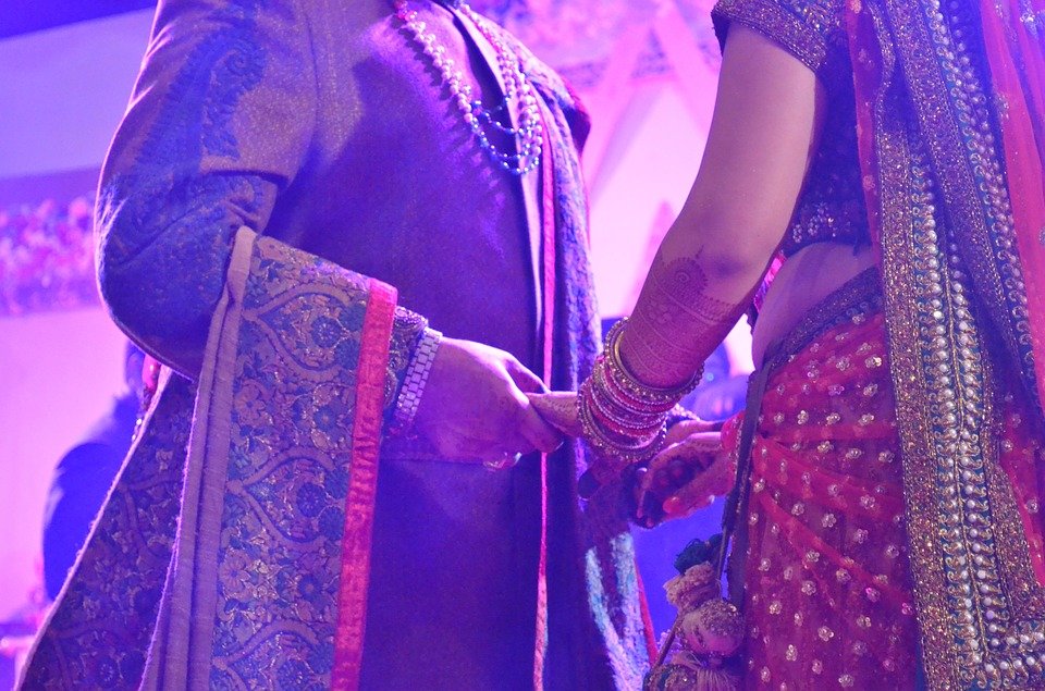 Imagen parcial de un matrimonio hindú. | Foto: Pixabay