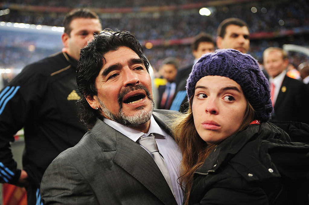 Diego Maradona, entrenador de Argentina, es consolado por su hija Dalma tras el partido de cuartos de final de la Copa Mundial de la FIFA Sudáfrica 2010 entre Argentina y Alemania, disputado en el estadio Green Point el 3 de julio de 2010 en Ciudad del Cabo, Sudáfrica. | Fuente: Getty Images