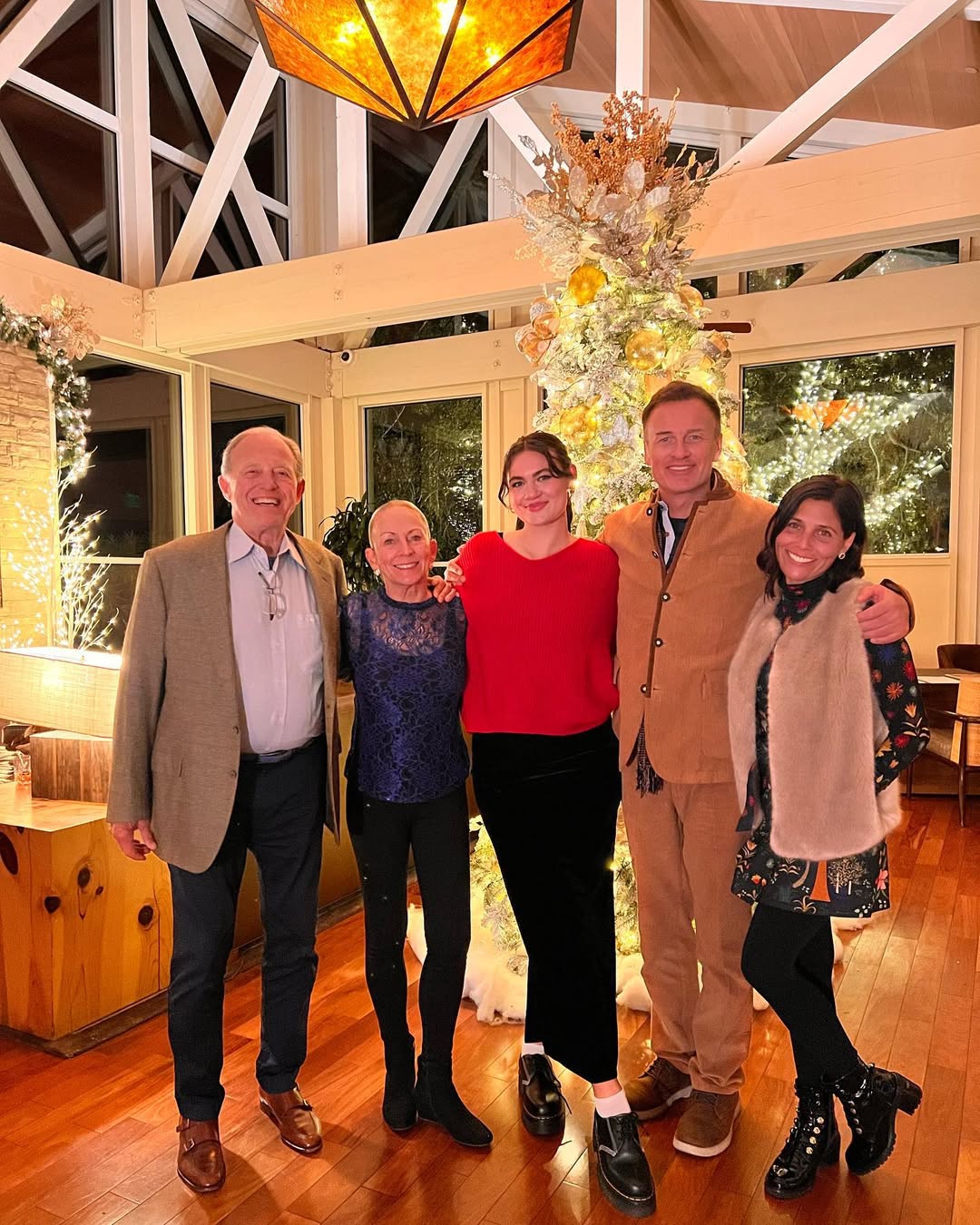 Julian y Madison McMahon, Kelly Paniagua y familia de un post fechado el 31 de diciembre de 2022 | Fuente: Instagram/madison.em