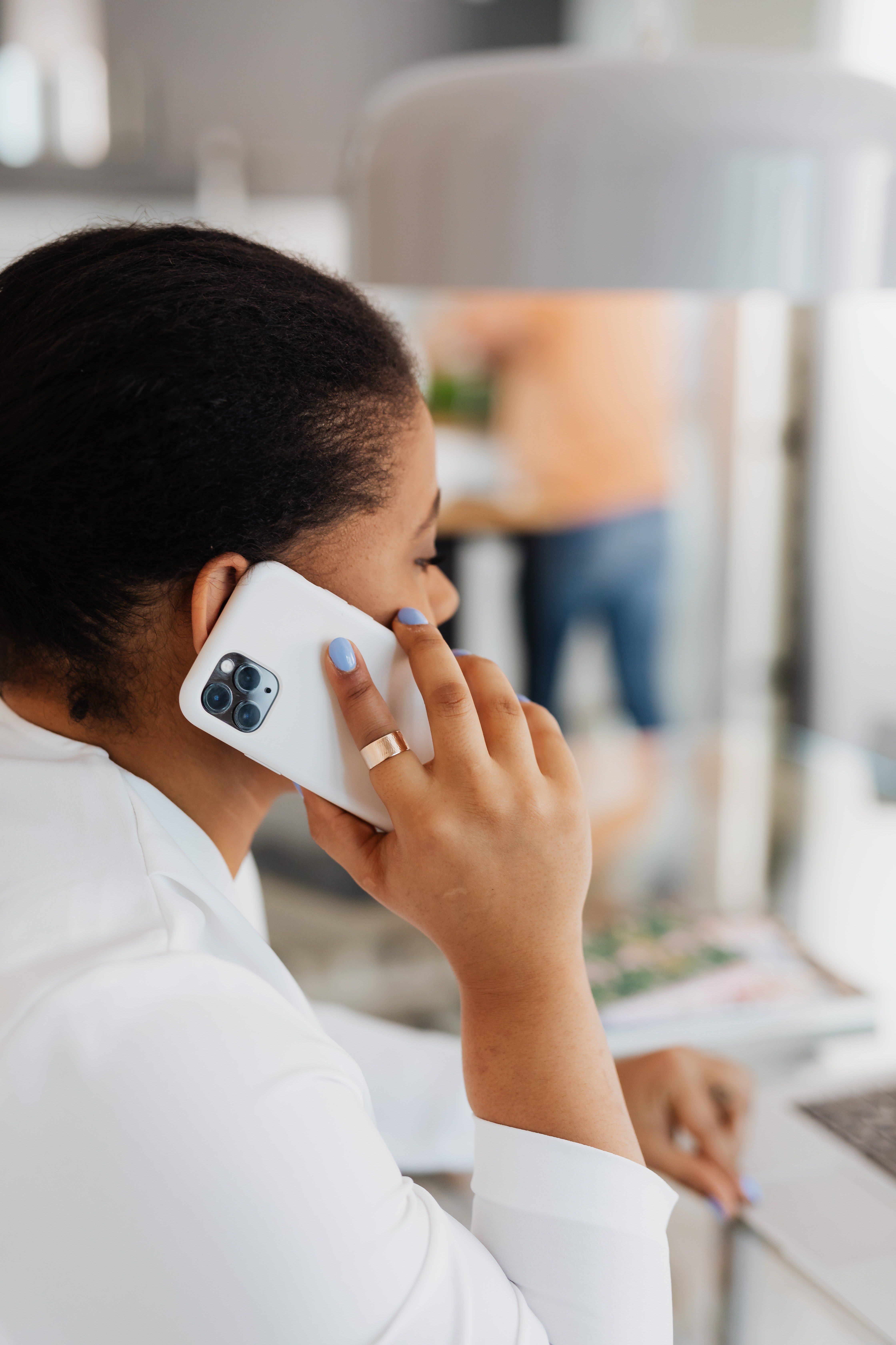 Mujer hablando por teléfono celular. | Foto: Pexels