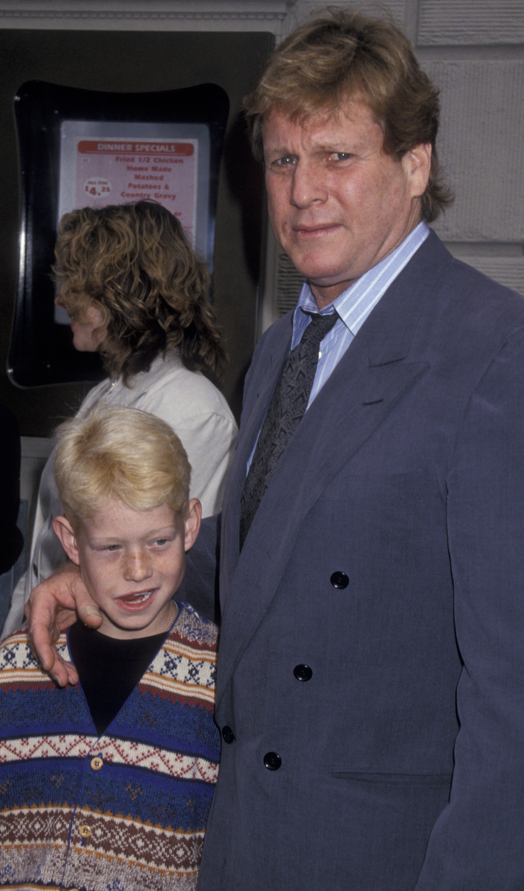 Redmond y Ryan O'Neal en la ceremonia de entrega de estrellas del Paseo de la Fama de Hollywood en honor a la famosa actriz, el 23 de febrero de 1995, en Hollywood, California. | Fuente: Getty Images