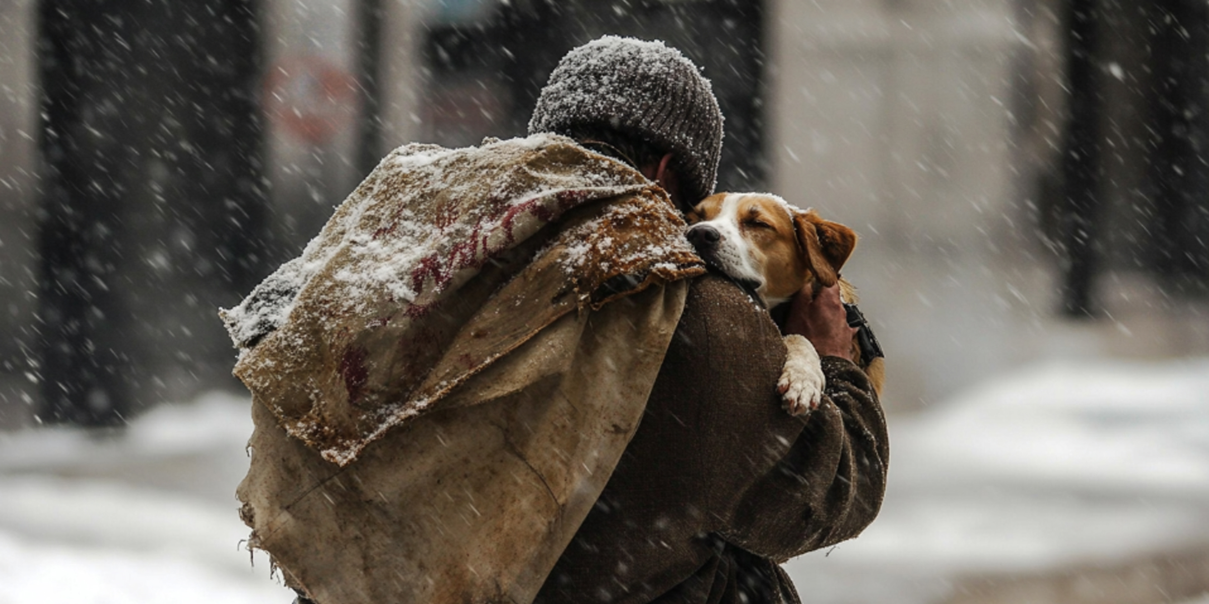 Un hombre con un perro en la nieve | Fuente: Amomama