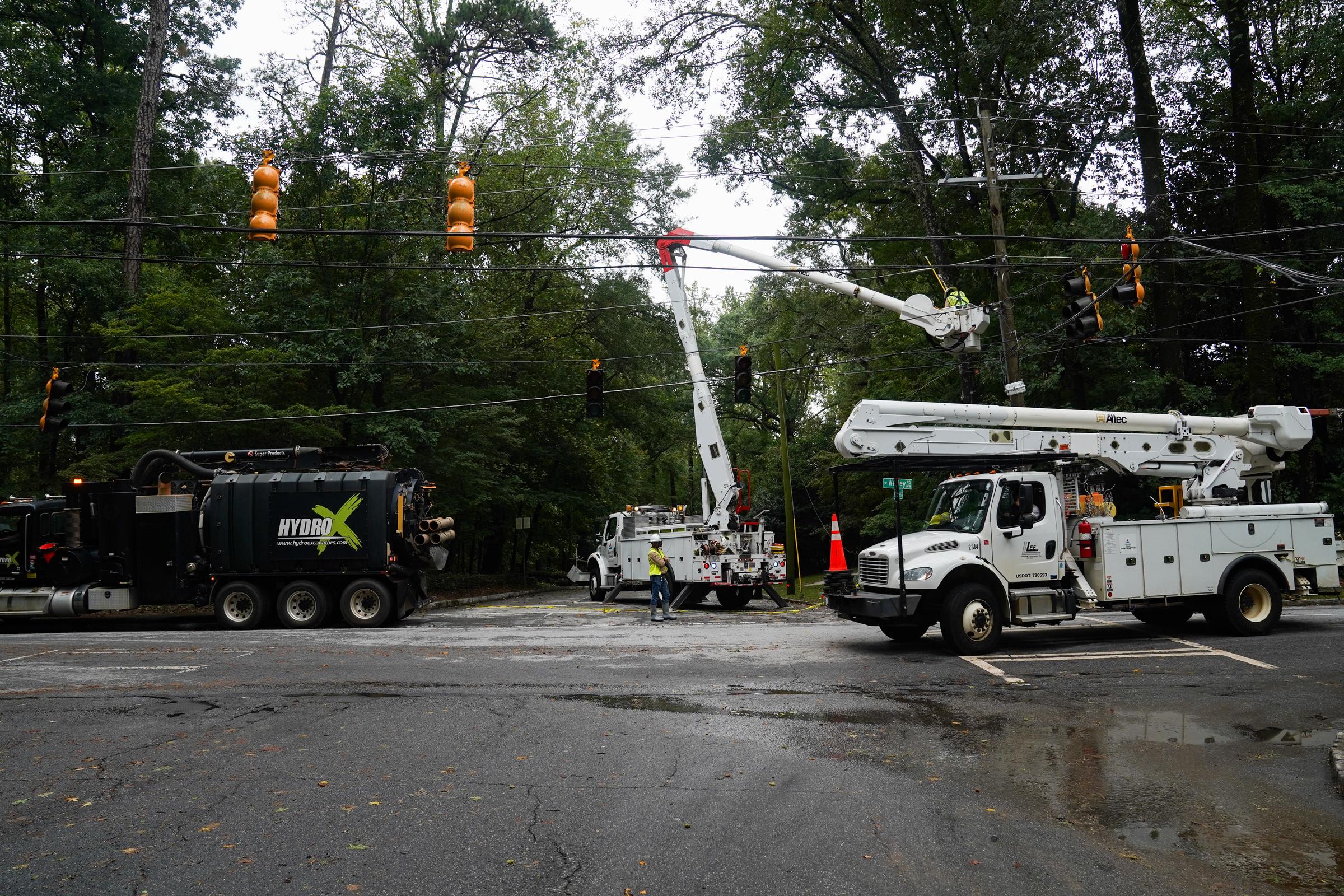 Un árbol y un tendido eléctrico atravesados en una carretera de Buckhead después de que el huracán Helene provocara fuertes lluvias durante la noche en Atlanta, Georgia, el 27 de septiembre de 2024 | Fuente: Getty Images